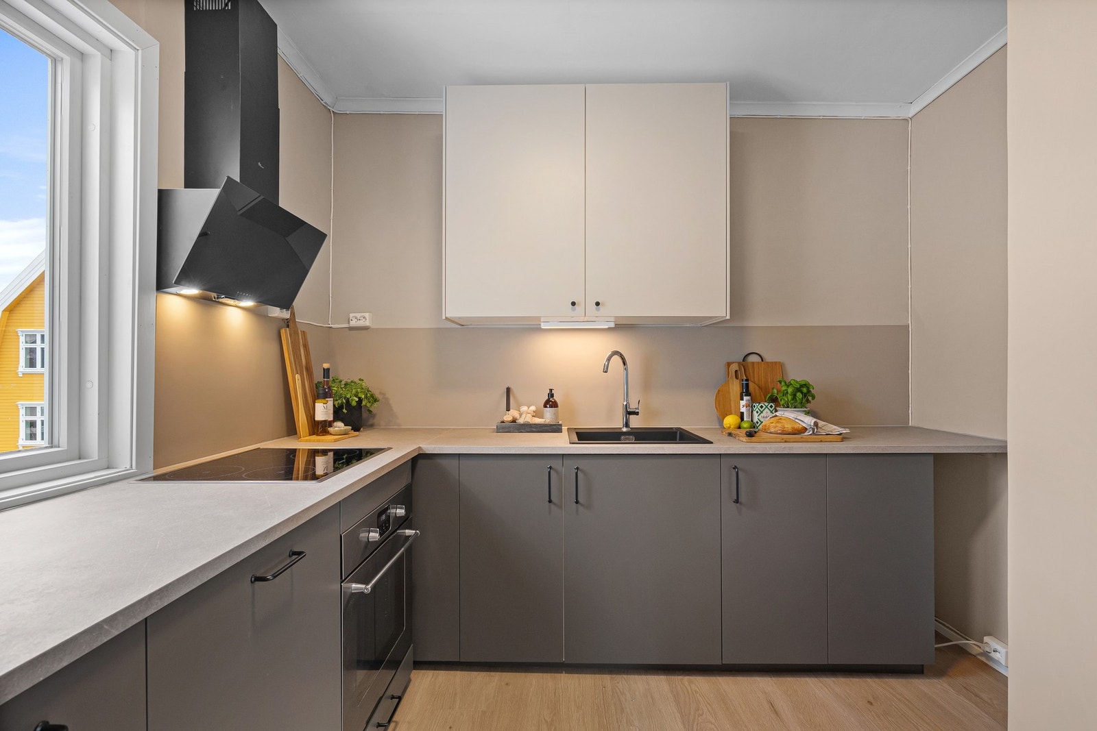 Kjøkkenet har godt med skap- og benkeplass. Galleribilde