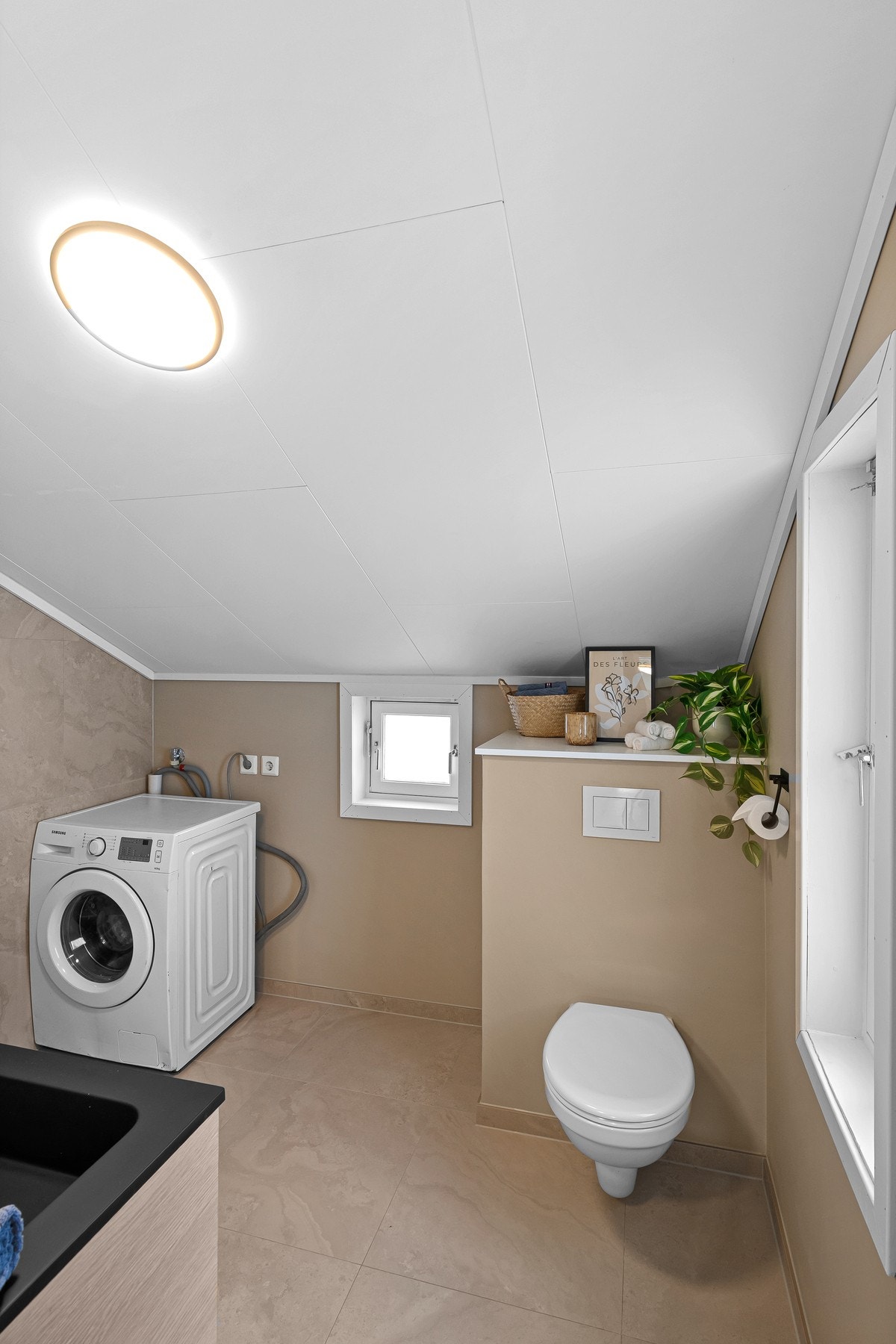 Lekkert bad med opplegg for vaskemaskin og tørketrommel. Galleribilde