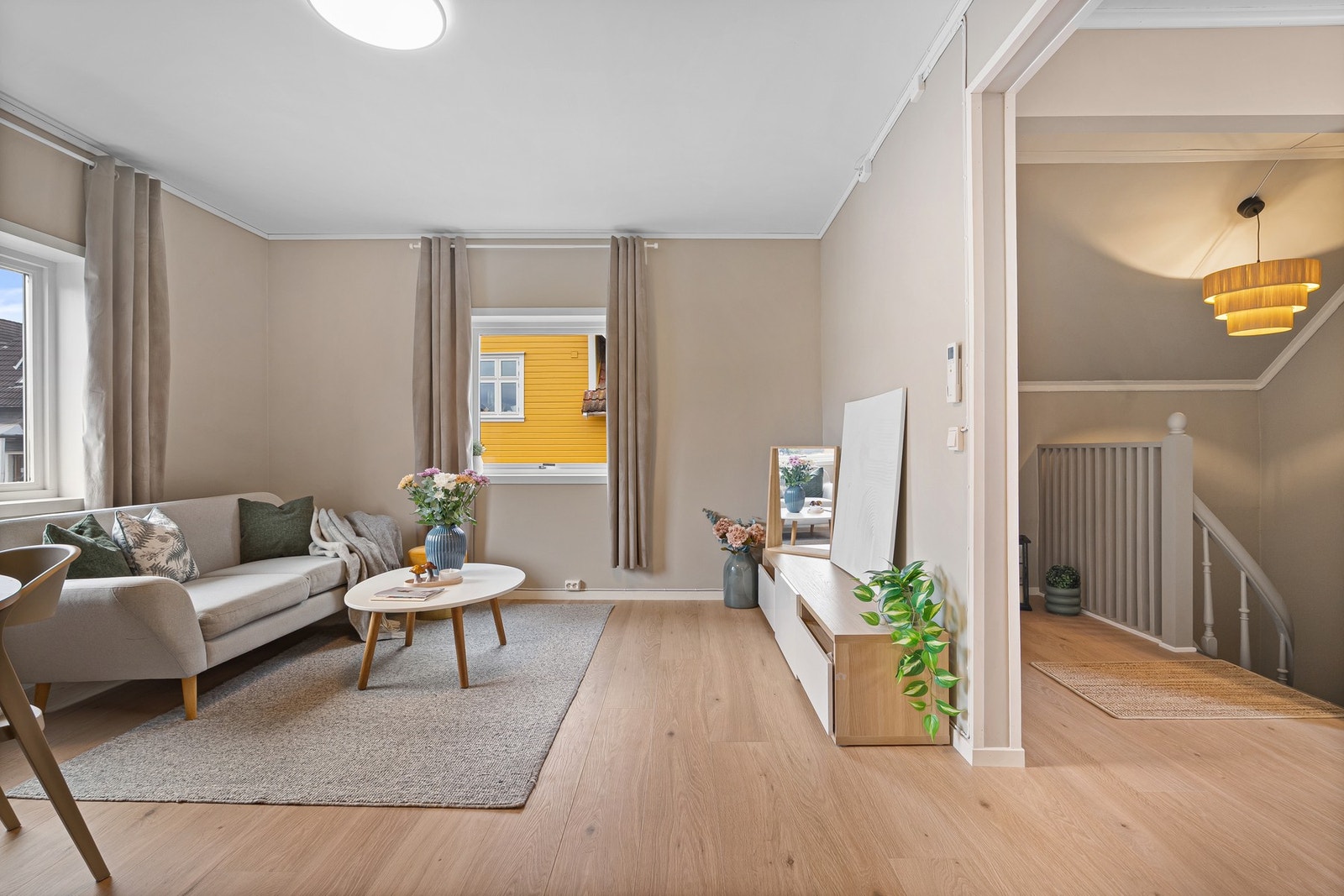 Gjennomgående er pent laminat på gulv og overflater malt i tidsriktige farger. Galleribilde