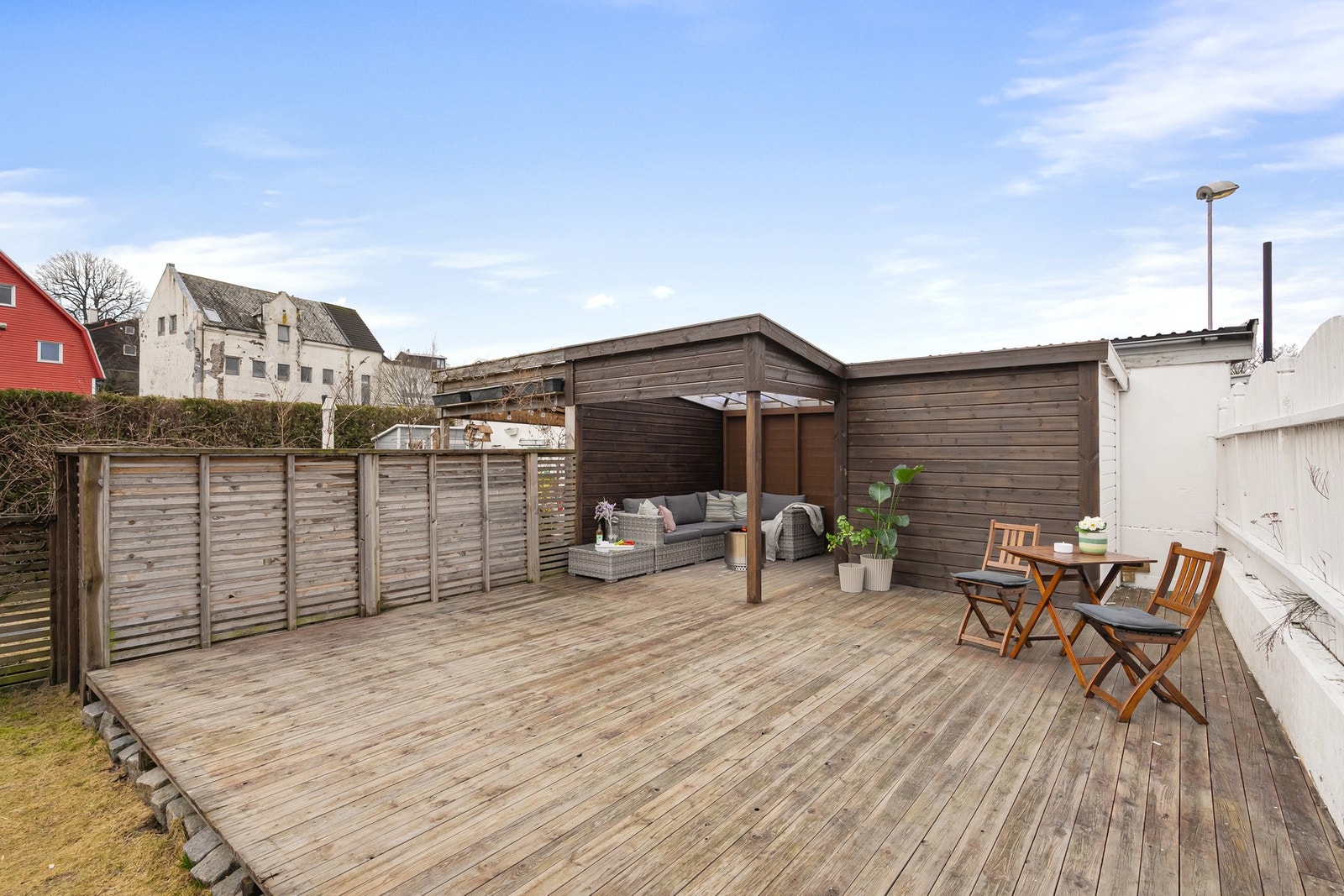 Tilhørende leiligheten er et flott opparbeidet uteområde med hage og delvis overbygget terrasse. Galleribilde