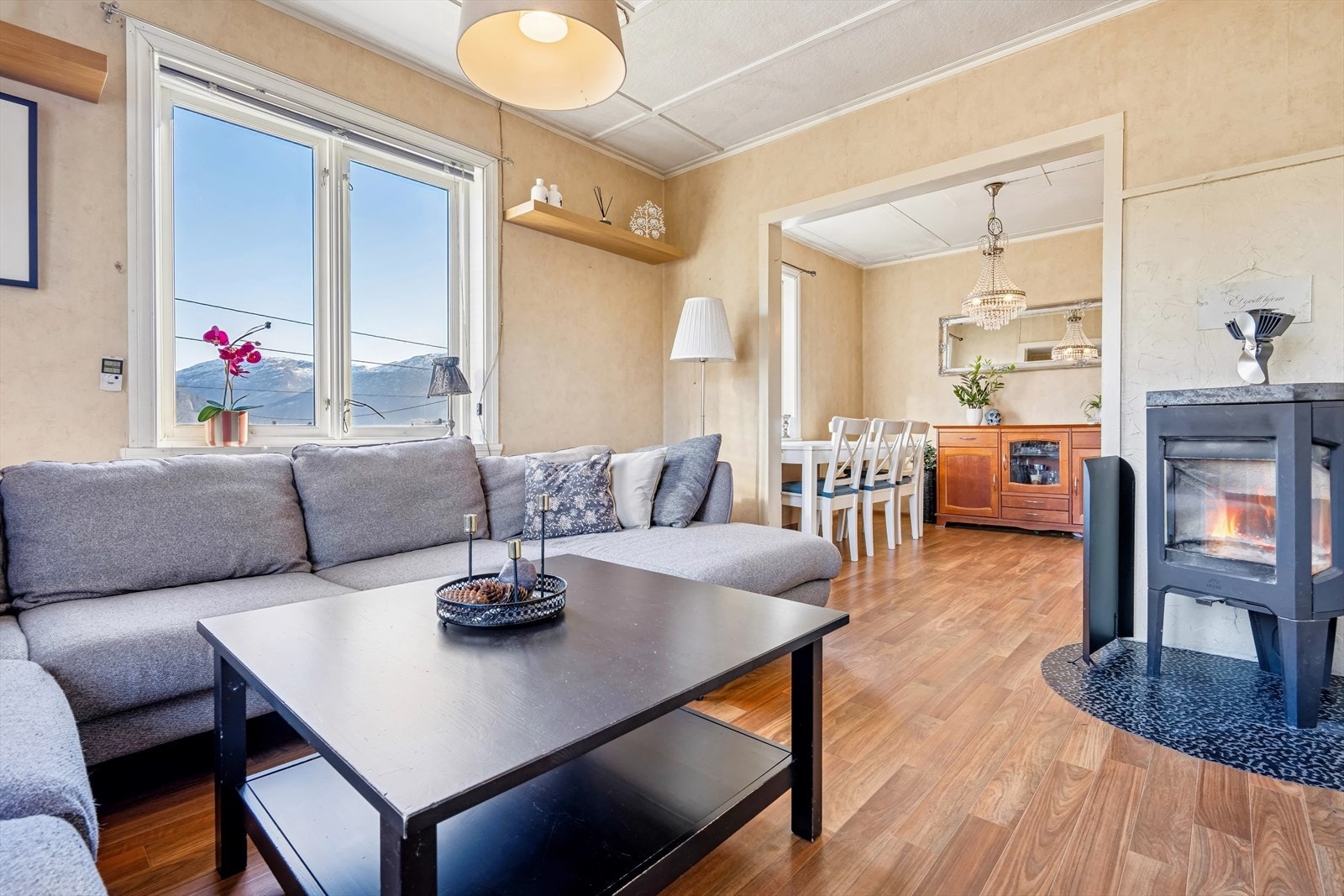 I 1. etasje er det en koselig stue som er inndelt i dagligstue og en spisestue Galleribilde