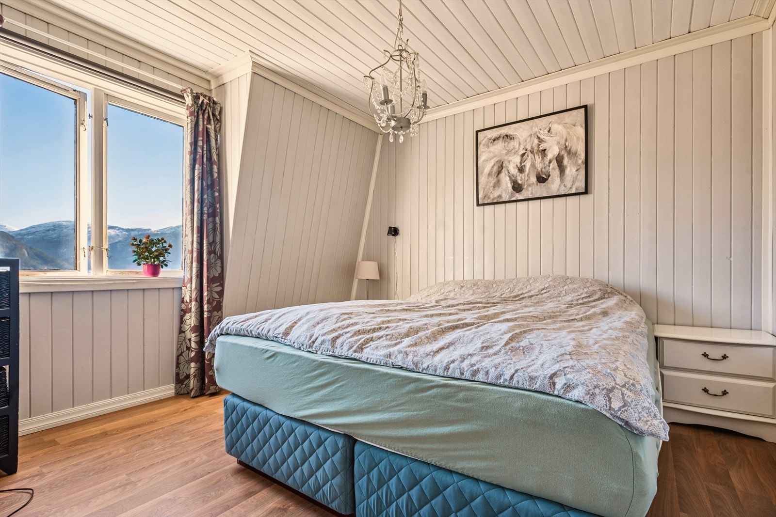 Det er 4 soverom i boligen - hovedsoverommet har en bra størrelse Galleribilde