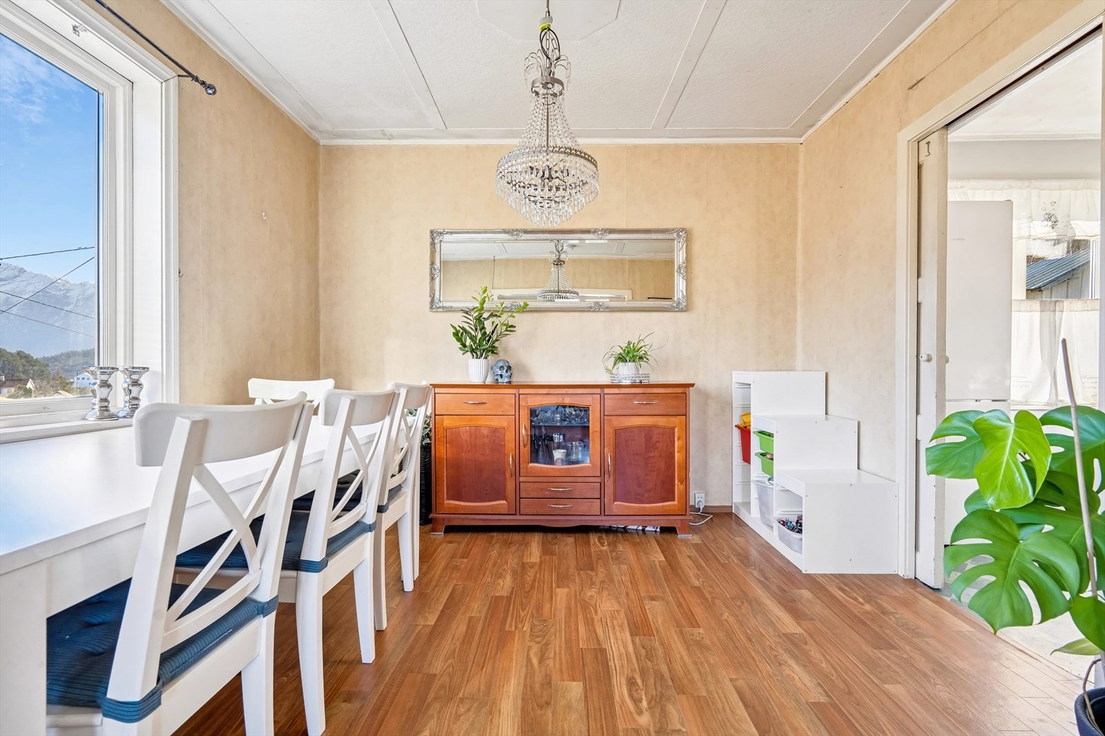 Spisestuen er praktisk plassert like ved kjøkkenet Galleribilde