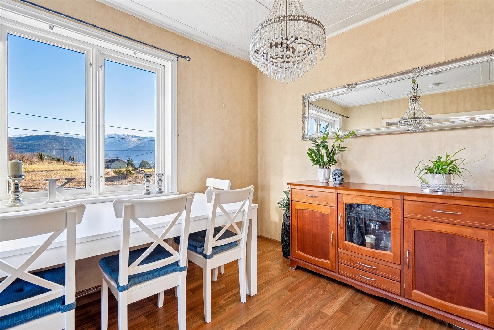 Utsikt mot Folgefonna i det fjerne fra spisestuen Galleribilde