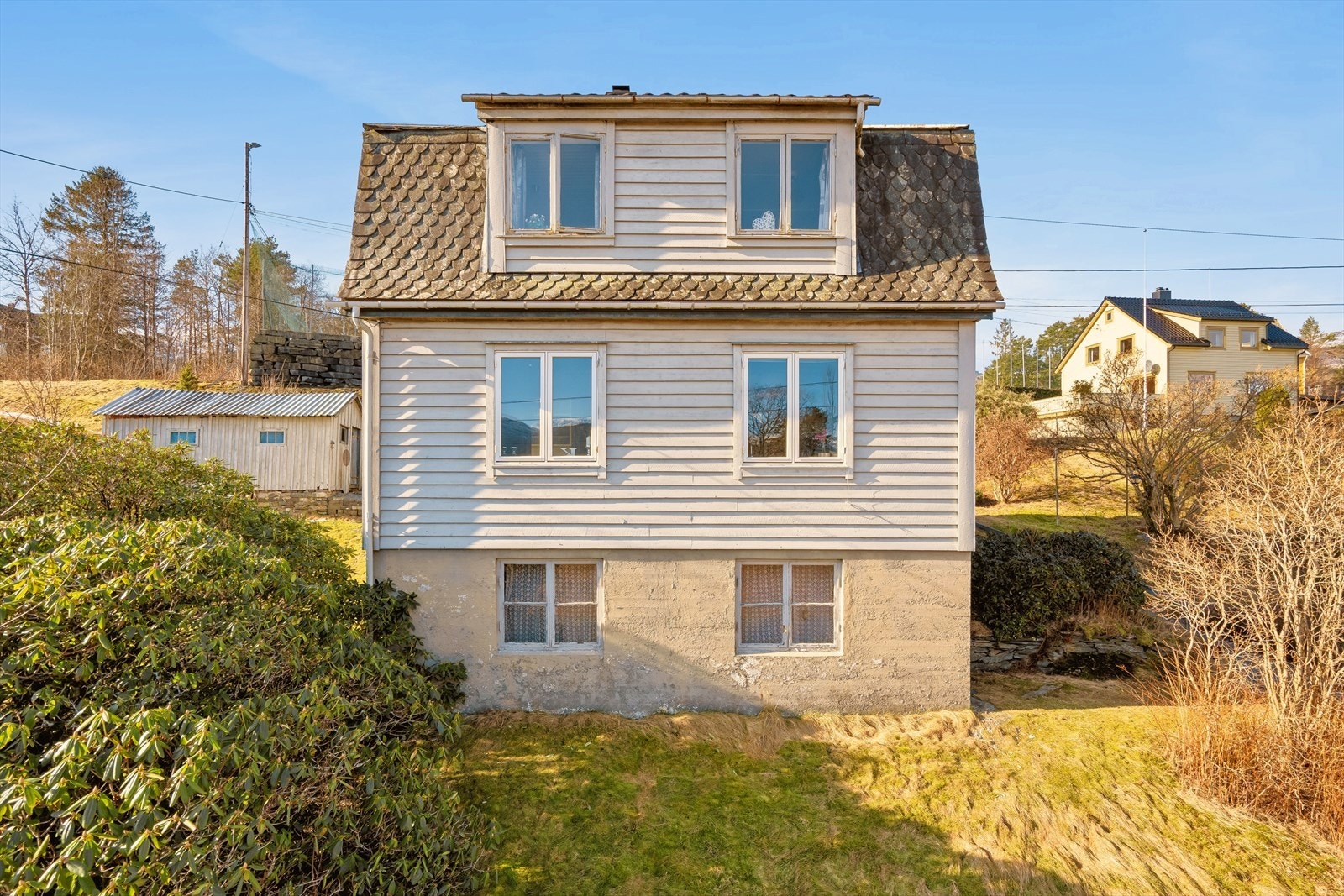 Boligen ligger sentralt i Tørvikbygd og har en meget stor tomt på 1,5 mål - rikelig med parkeringsplasser på egen tomt Galleribilde