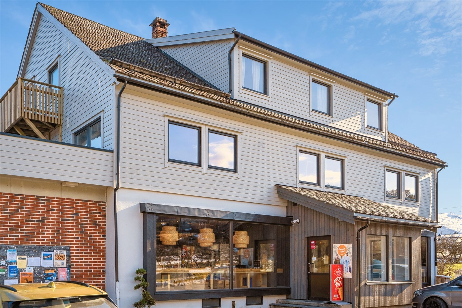 Den nylig åpnede nærbutikken er døgnåpen og ligger få minutters gange fra boligen - på dagtid kan man få fersk kaffe, bakverk og enkel varmmat her Galleribilde