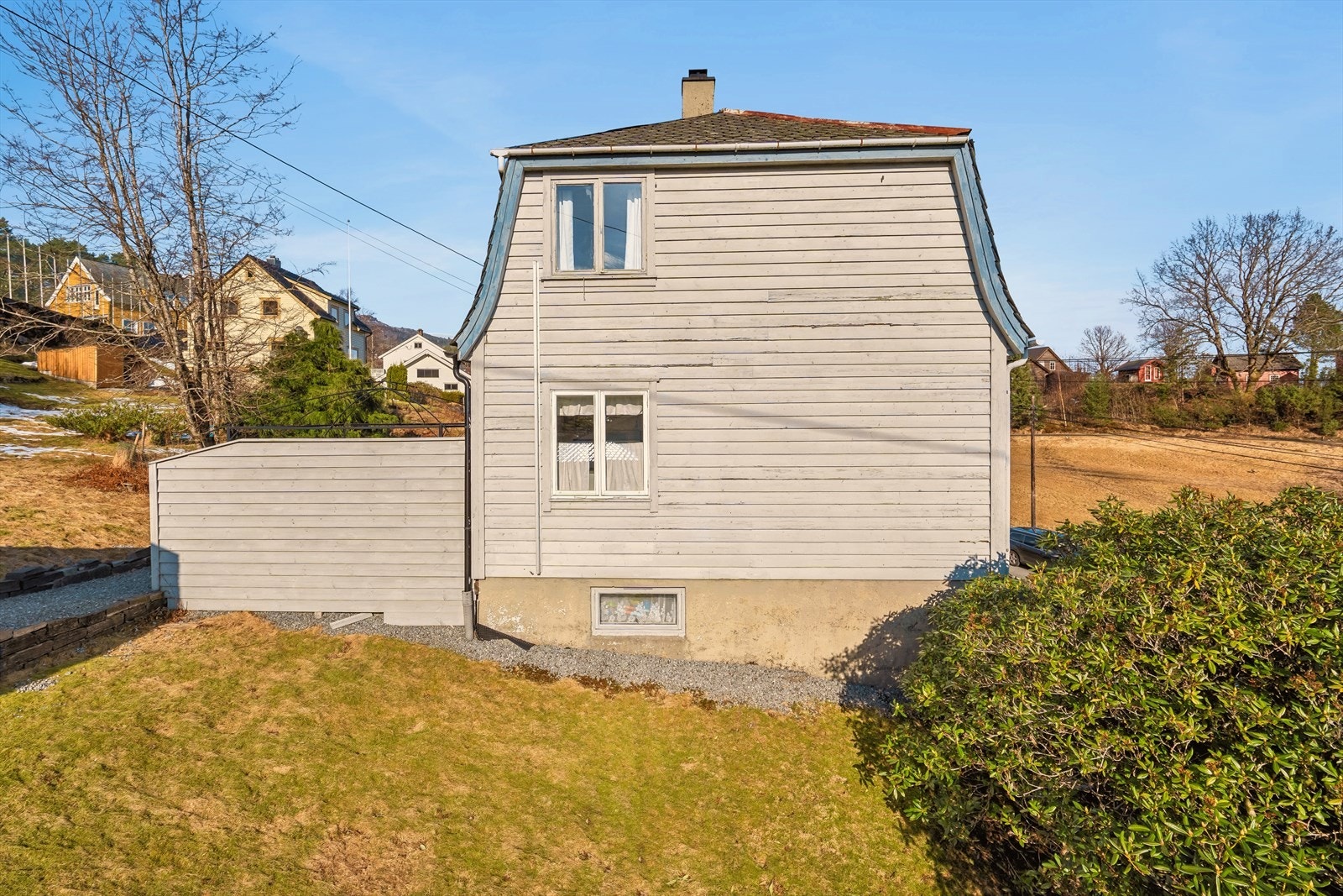 Det har blitt delvis drenert rundt to av sidene til boligen, som ellers er vedlikeholdsmoden Galleribilde