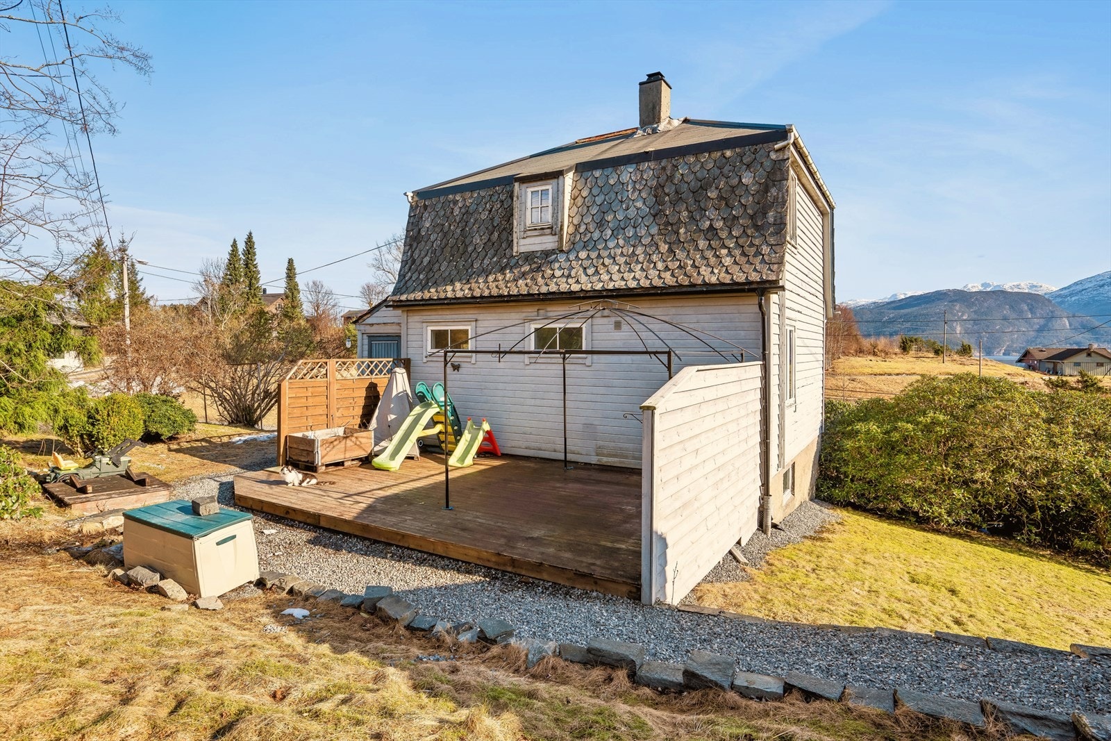 På baksiden av boligen er det en fin terrasse Galleribilde