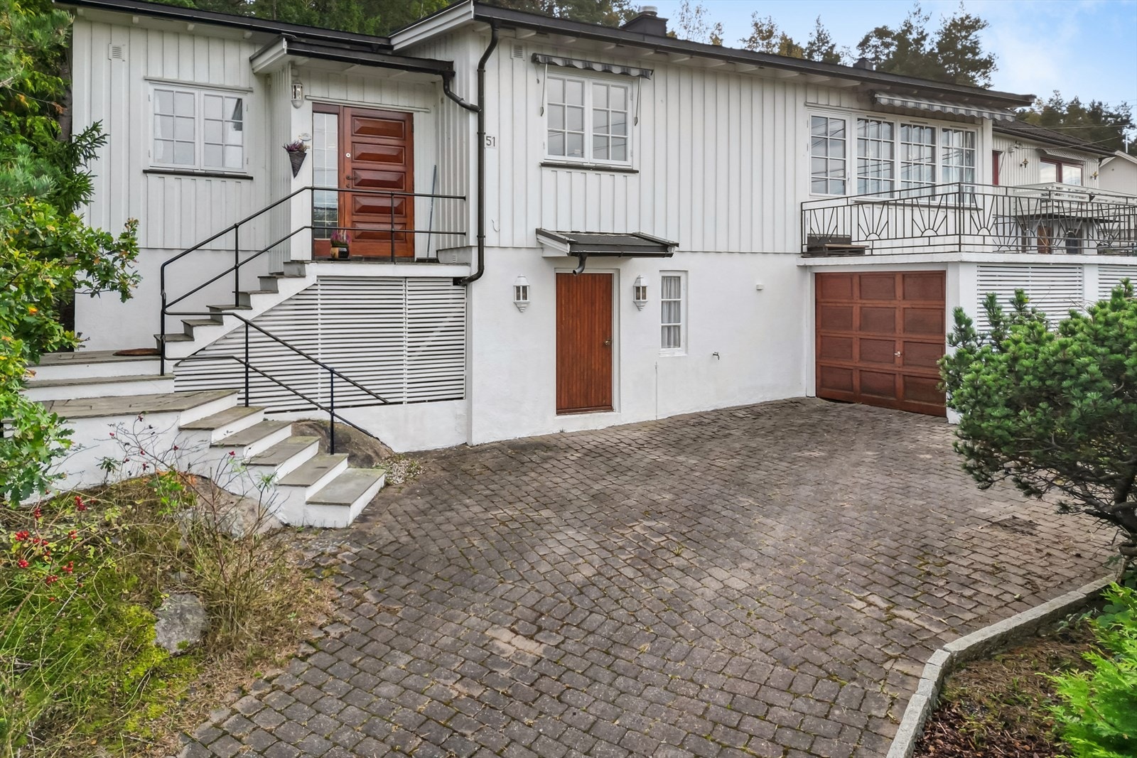Boligen har egen garasje, i tillegg til at det er god plass til flere biler på gårdsplassen! Galleribilde