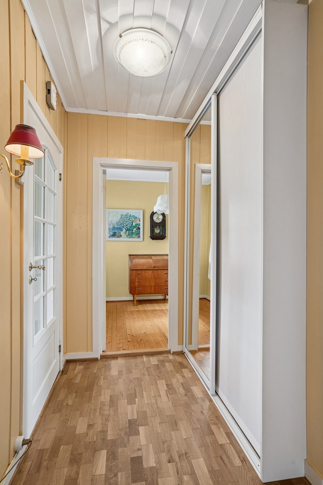 Entrè med skapplass til å henge fra seg diverse yttertøy og sko. Galleribilde