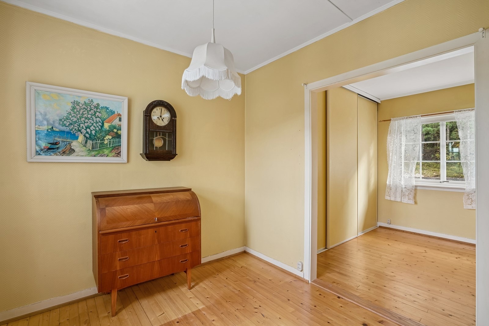 Praktisk rom med eget walk-in closet - perfekt som soverom, kontor eller et personlig pusterom. Galleribilde