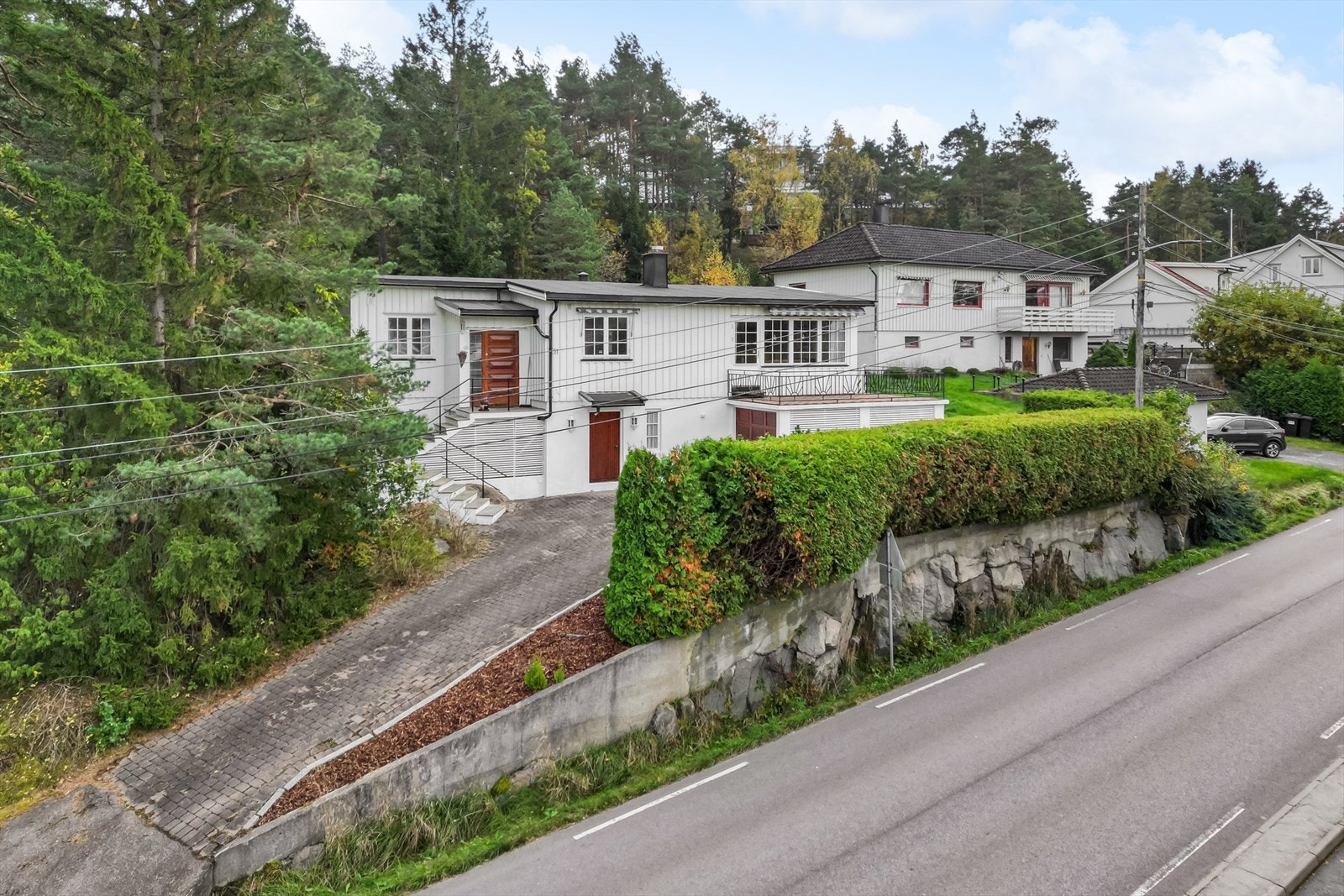 Eneboligen ligger i nærhet til både barnehage, barneskole, nærbutikk og treningssenter. Det er også gode bussforbindelser til Fredrikstad sentrum, Hvaler og Oslo, med nærmeste busstopp kun 1 minutt gange! Galleribilde