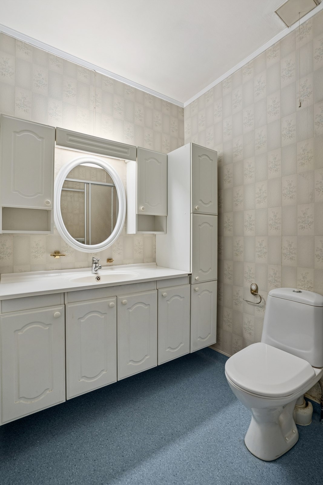 Badet er innredet med dusjkabinett, klosett og rikelig skapplass. Galleribilde