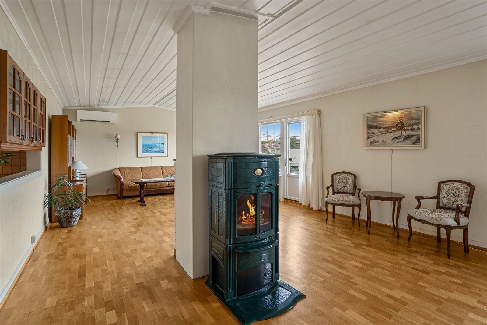 Midtpunktet i stuen - en innbydende peis som skaper både varme og stemning året rundt. Galleribilde