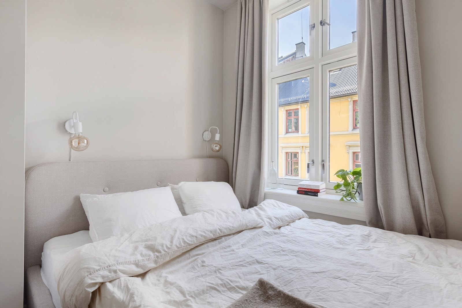 Malt i en lys og stilren nyanse, som gir soverommet et harmonisk preg. Galleribilde