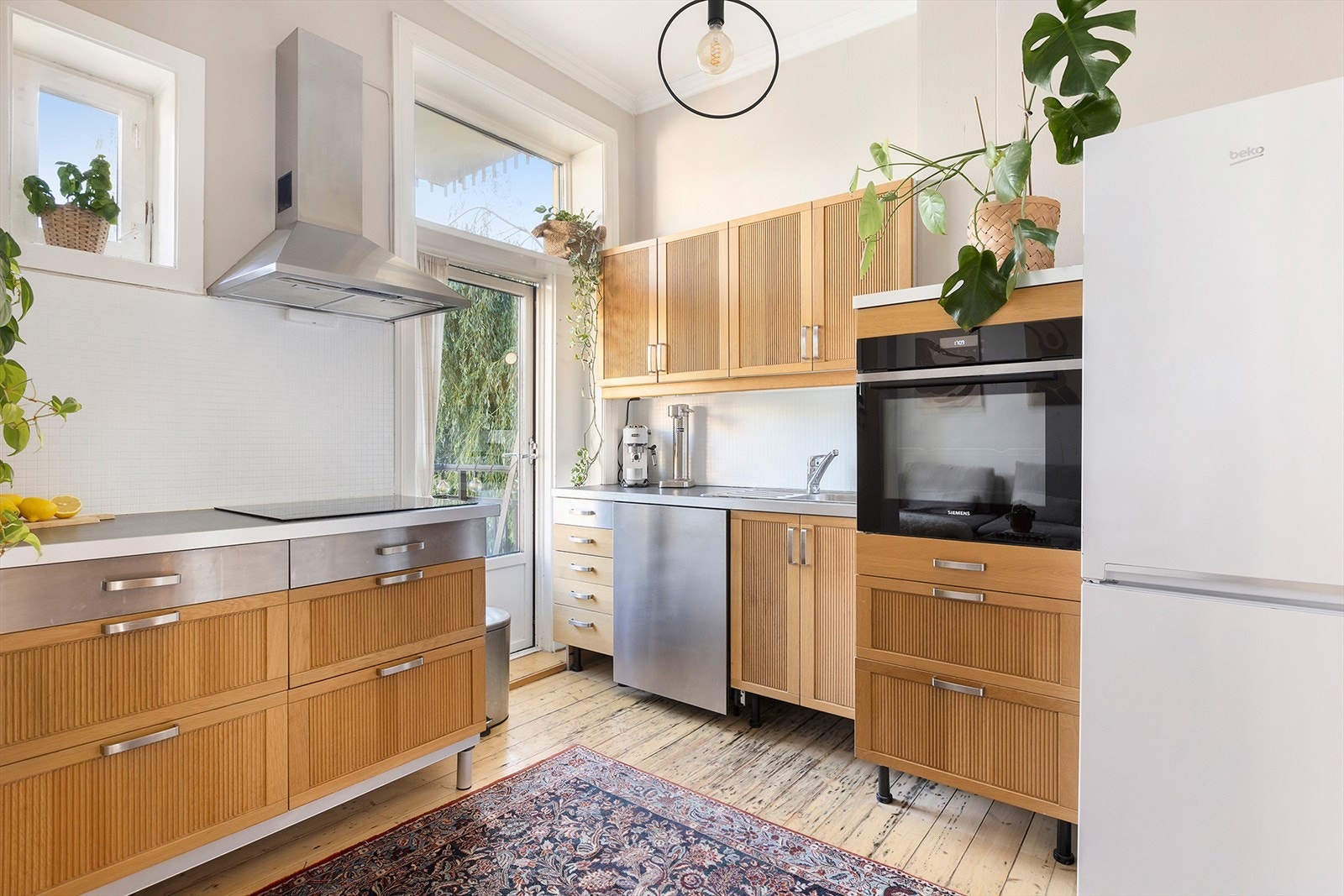 Kjøkkenet byr på rikelig med skap- og benkeplass. Her finner du frittstående kjøleskap med frysedel, oppvaskmaskin, integrert komfyr med nedfelt koketopp samt ventilator. Galleribilde