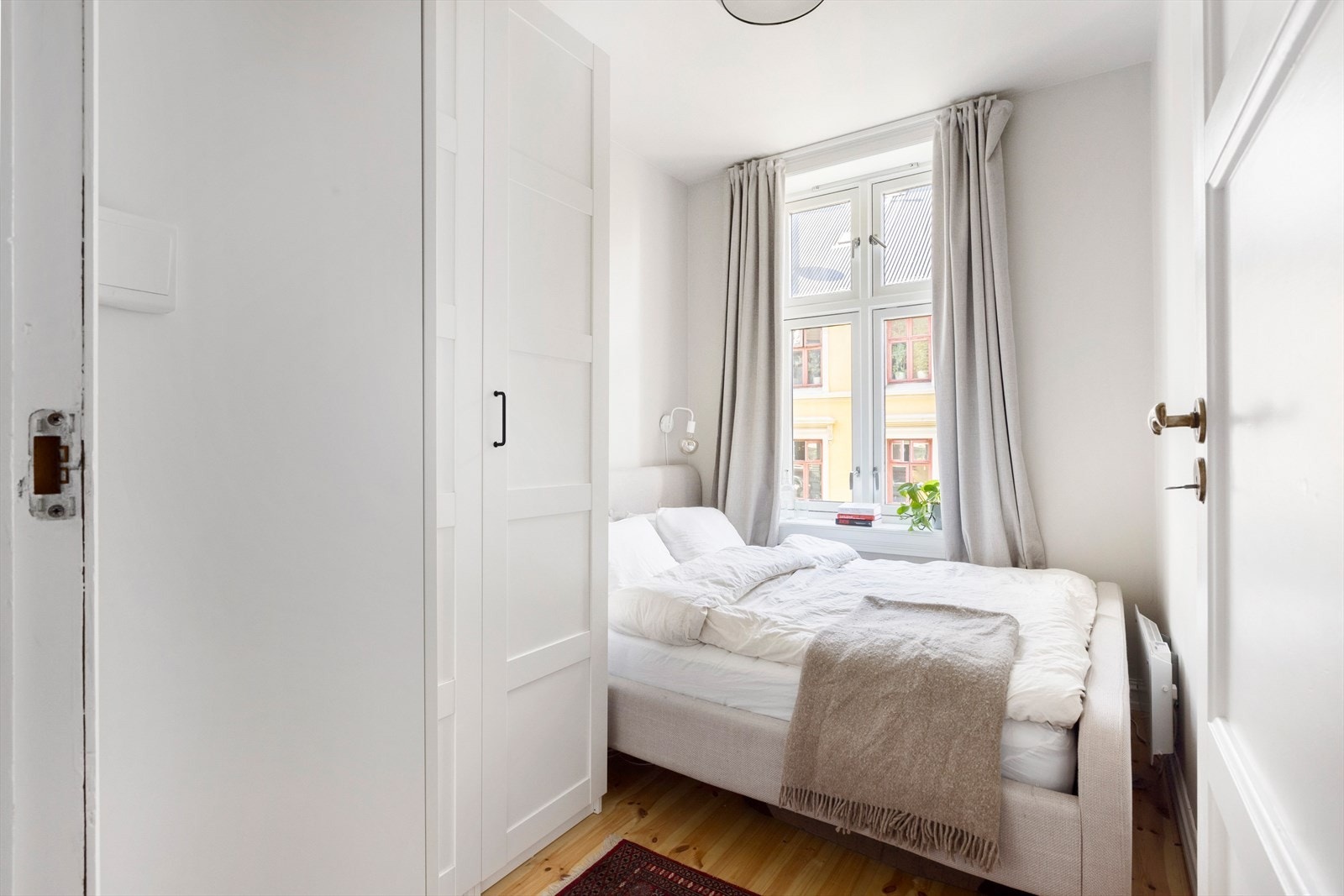 Hovedsoverommet tilbyr generøs plass, perfekt for dobbeltseng og oppbevaring. Galleribilde