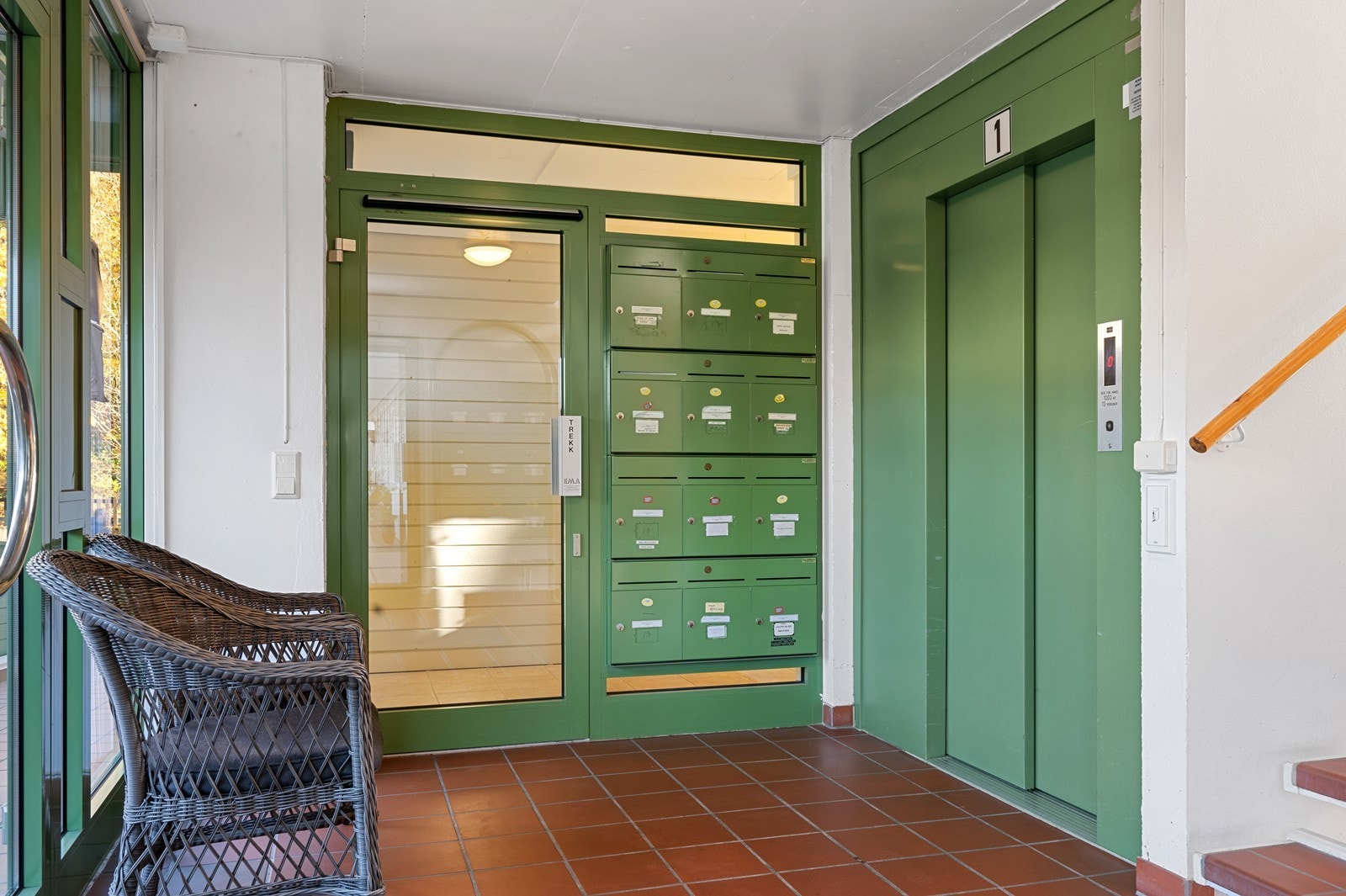 Felles gang med heis og postkasser. Galleribilde