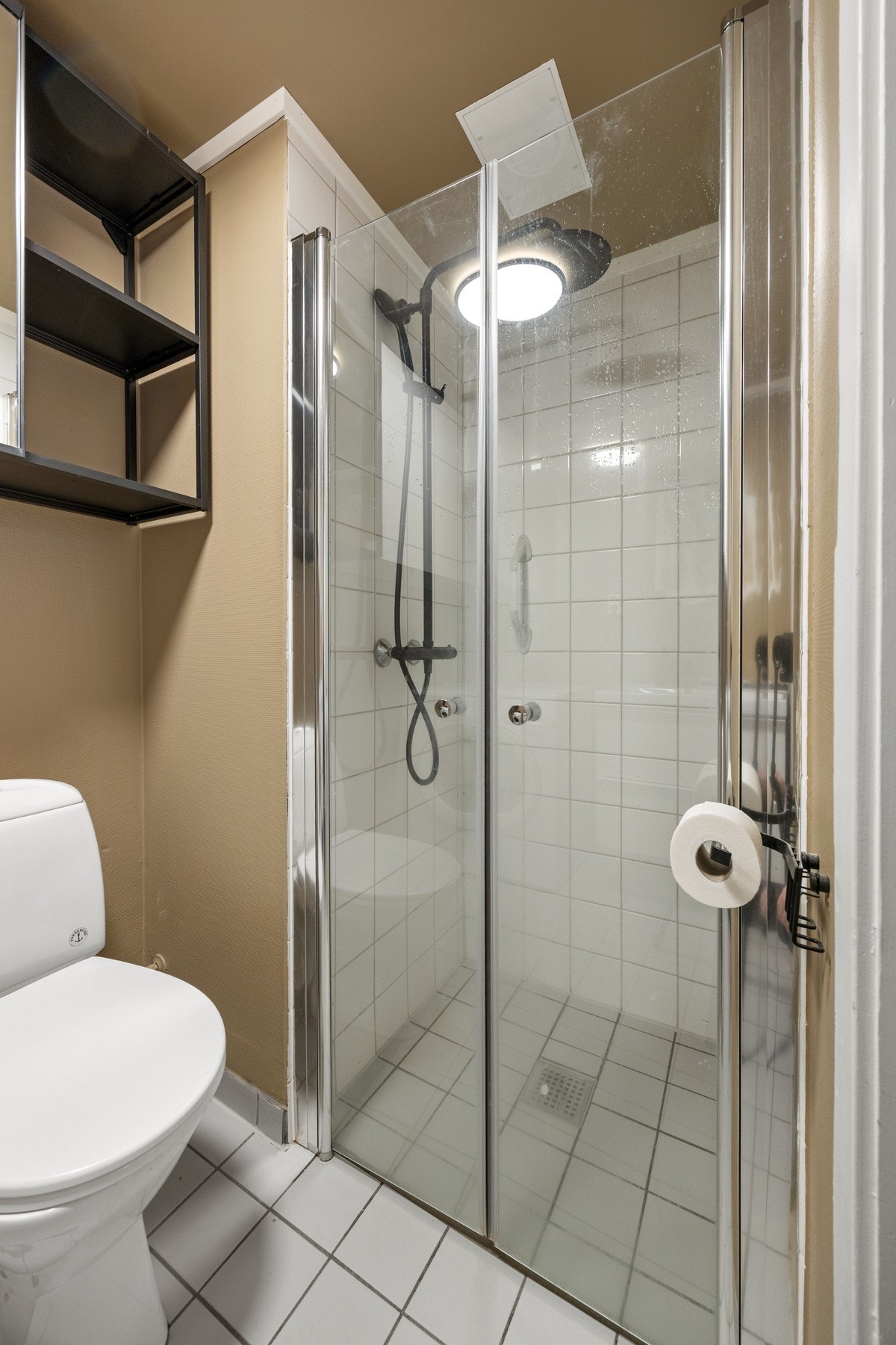 Det er montert nytt dusjgarnityr i 2022. Badet ble delvis renovert i 2021. Galleribilde