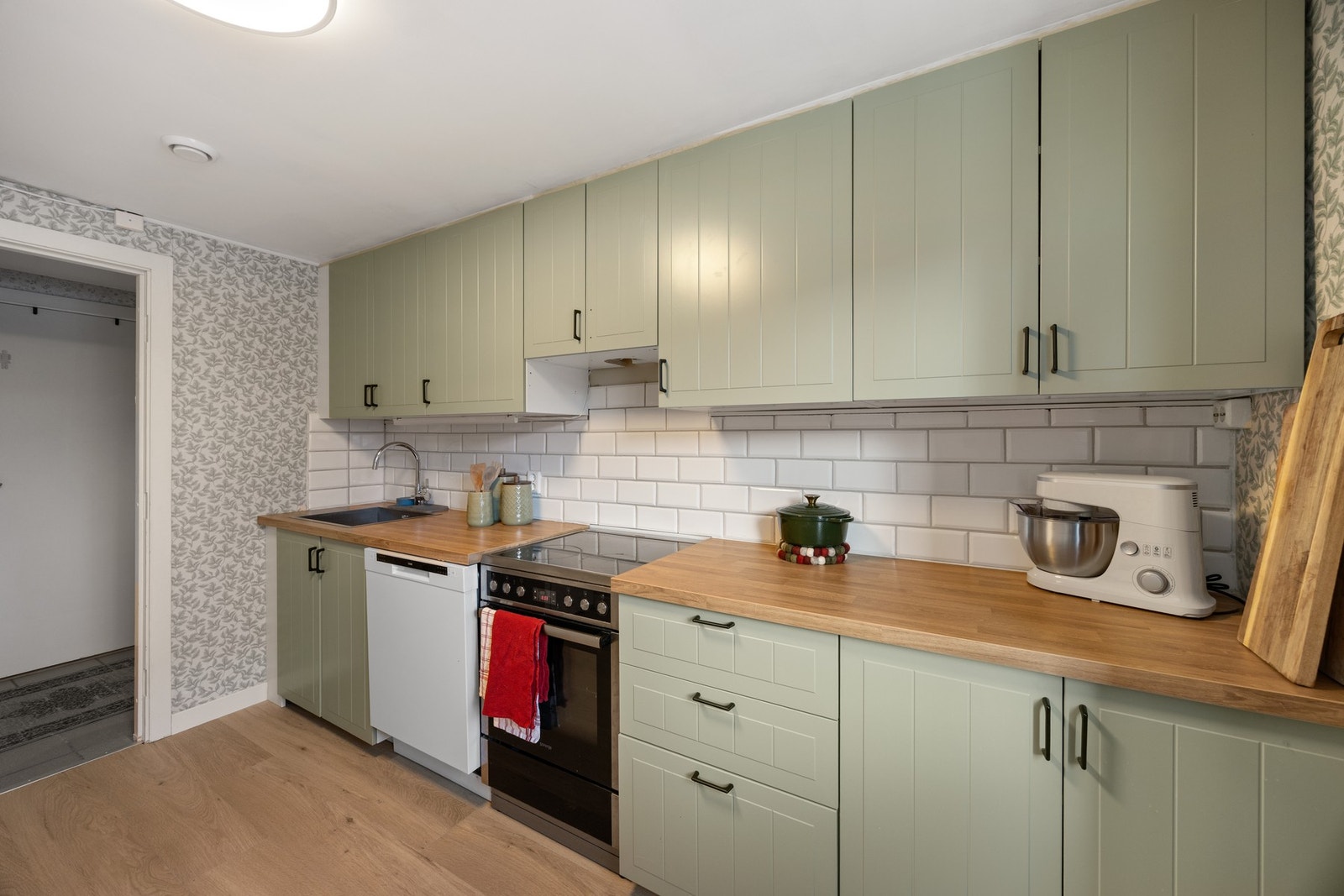 Det er godt med benk- og oppbevaringsplass, samt avsatt plass for hvitevarer. Galleribilde