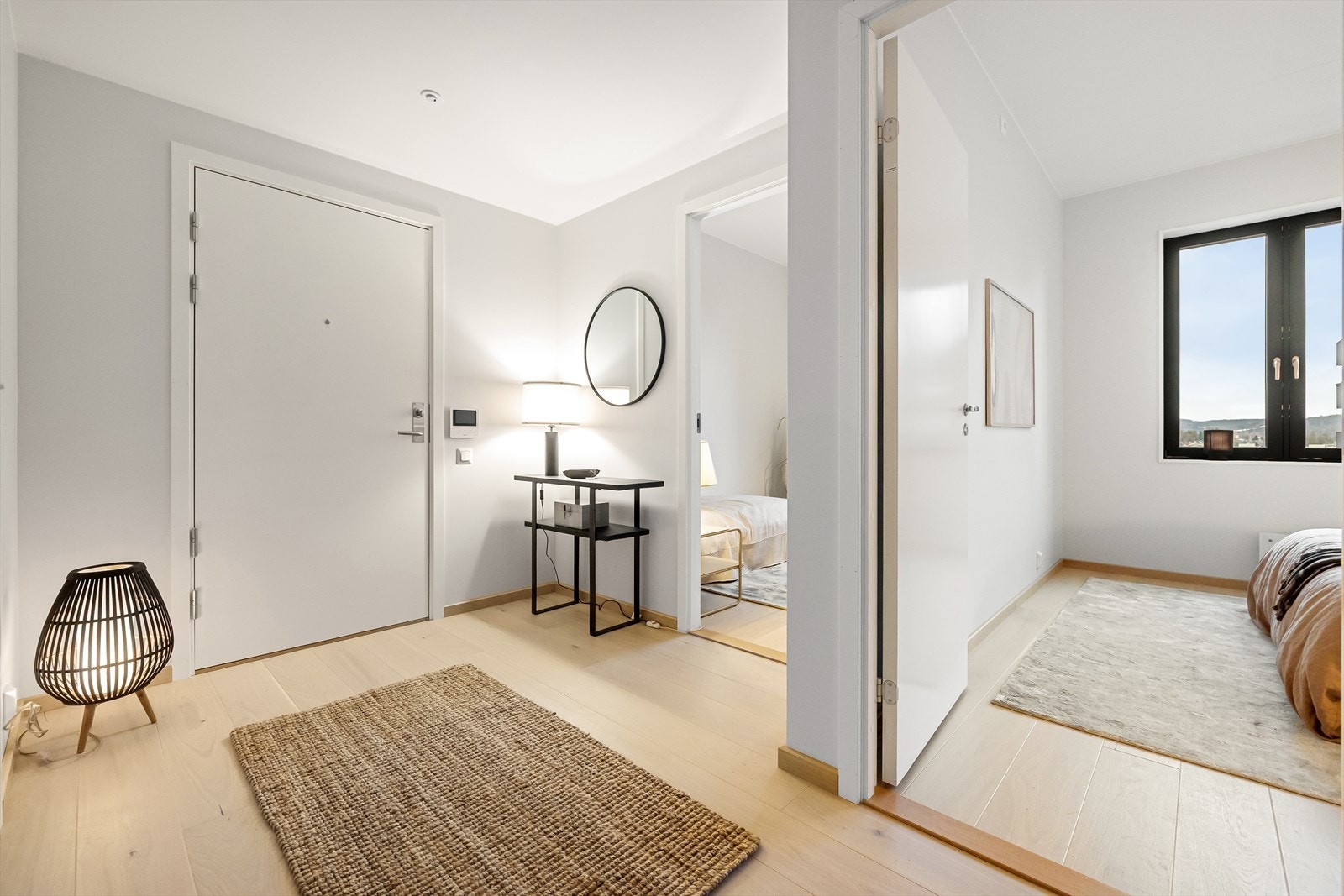 Entré med god plass til oppheng av ytterklær og plassering av sko. Dørcalling praktisk plassert ved inngangsdøren. Galleribilde