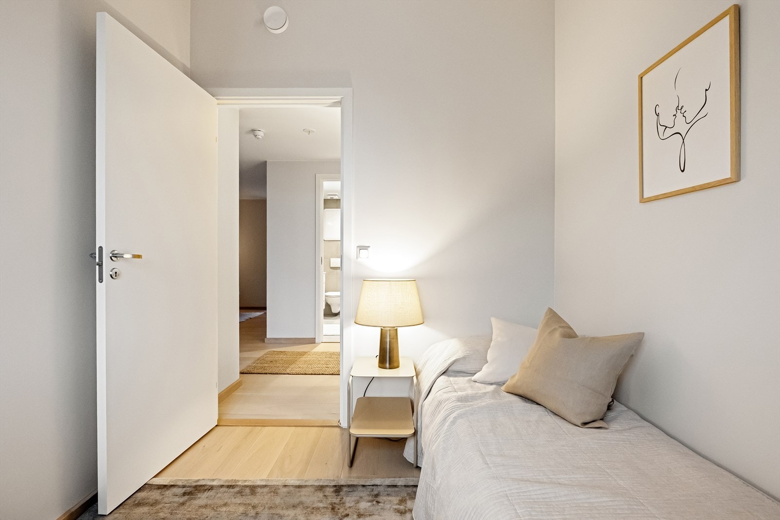 Plass til seng, nattbord og kontorpult. Galleribilde