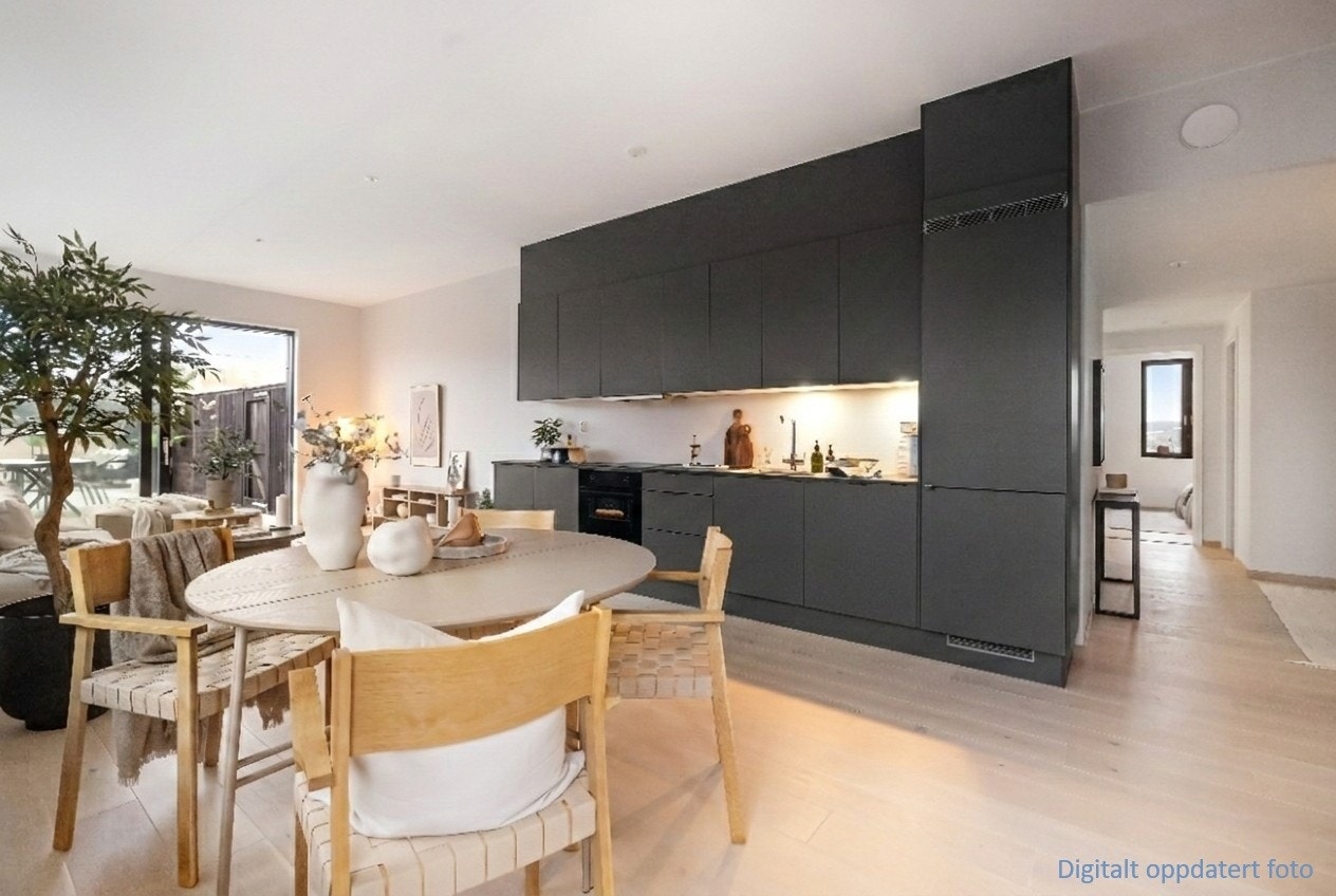 Nytt kjøkken m/integrerte hvitevarer. Fotoet er digitalt oppdatert etter at hvitevarer ble montert. Avvik vil kunne forekomme. Galleribilde