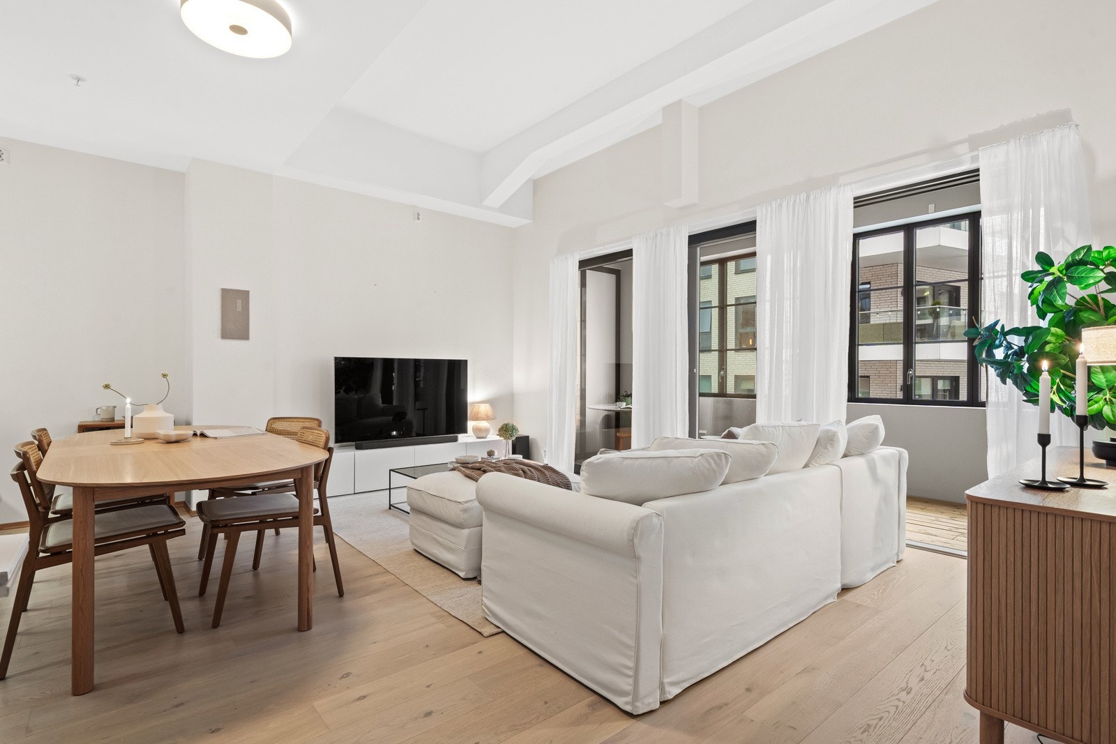 Her kommer du til en delikat og innbydende 4-roms med stor vinterhage og garasjeplass. Galleribilde