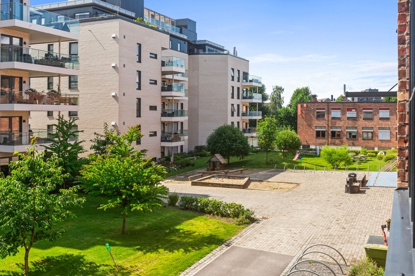 Det er også felles sykkelparkering for beboerne. Med leiligheten følger den en kjellerbod på 5 m². Galleribilde