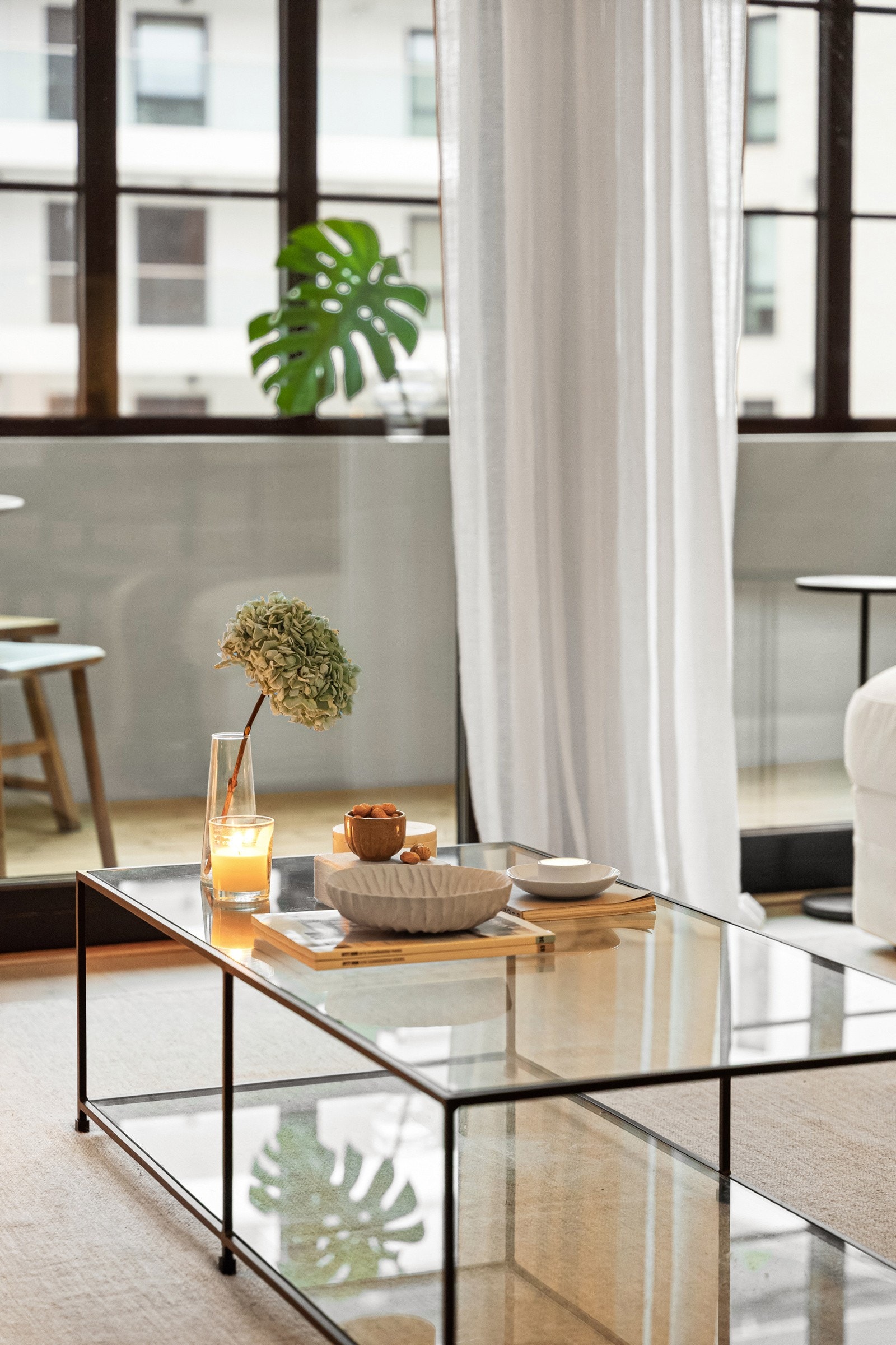 Store vindusflater slipper inn rikelig med naturlig lys. God takhøyde opptil 3,5 m. Galleribilde