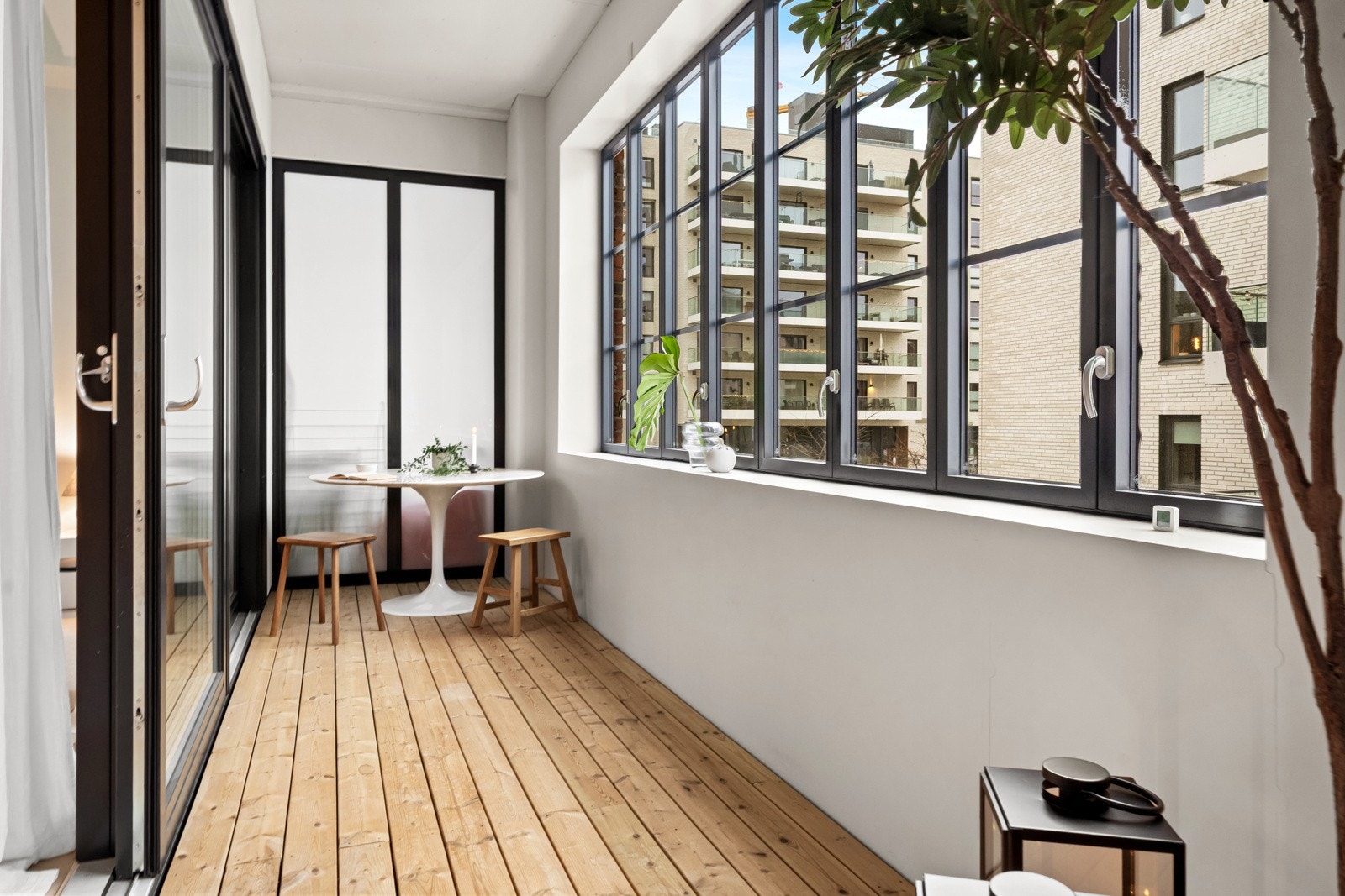 Her er det gode solforhold, og plass til diverse møblering og beplantning. Galleribilde