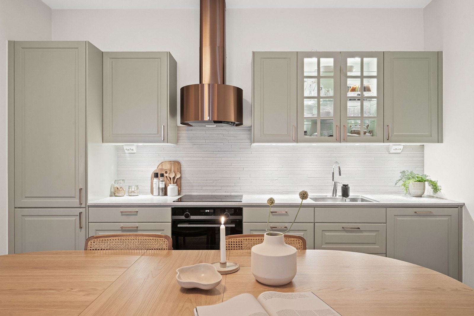 Profilerte fronter, vitrineskap og fine fliser over laminat benkeplate. Galleribilde