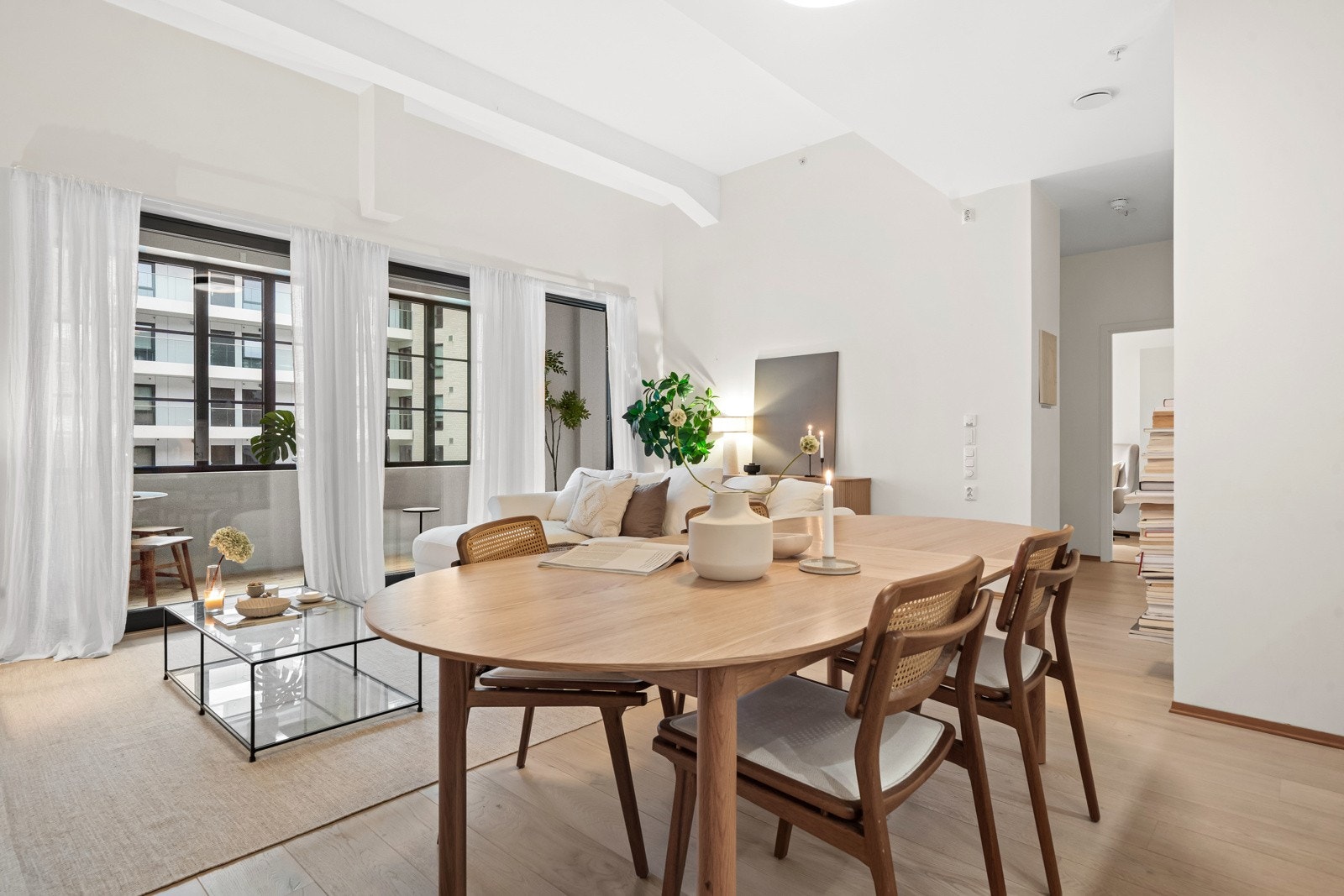 Leiligheten er vel gjennomført med tidløse overflater og pen en-stavs eikeparkett på gulv. Det er lagt ny parkett i 2024 i stue/kjøkken. Galleribilde