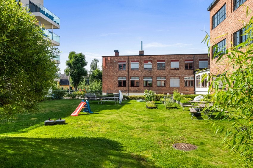 Sameiet har hyggelige fellesarealer med grøntområder, lekeplasser og sitteplasser. Galleribilde