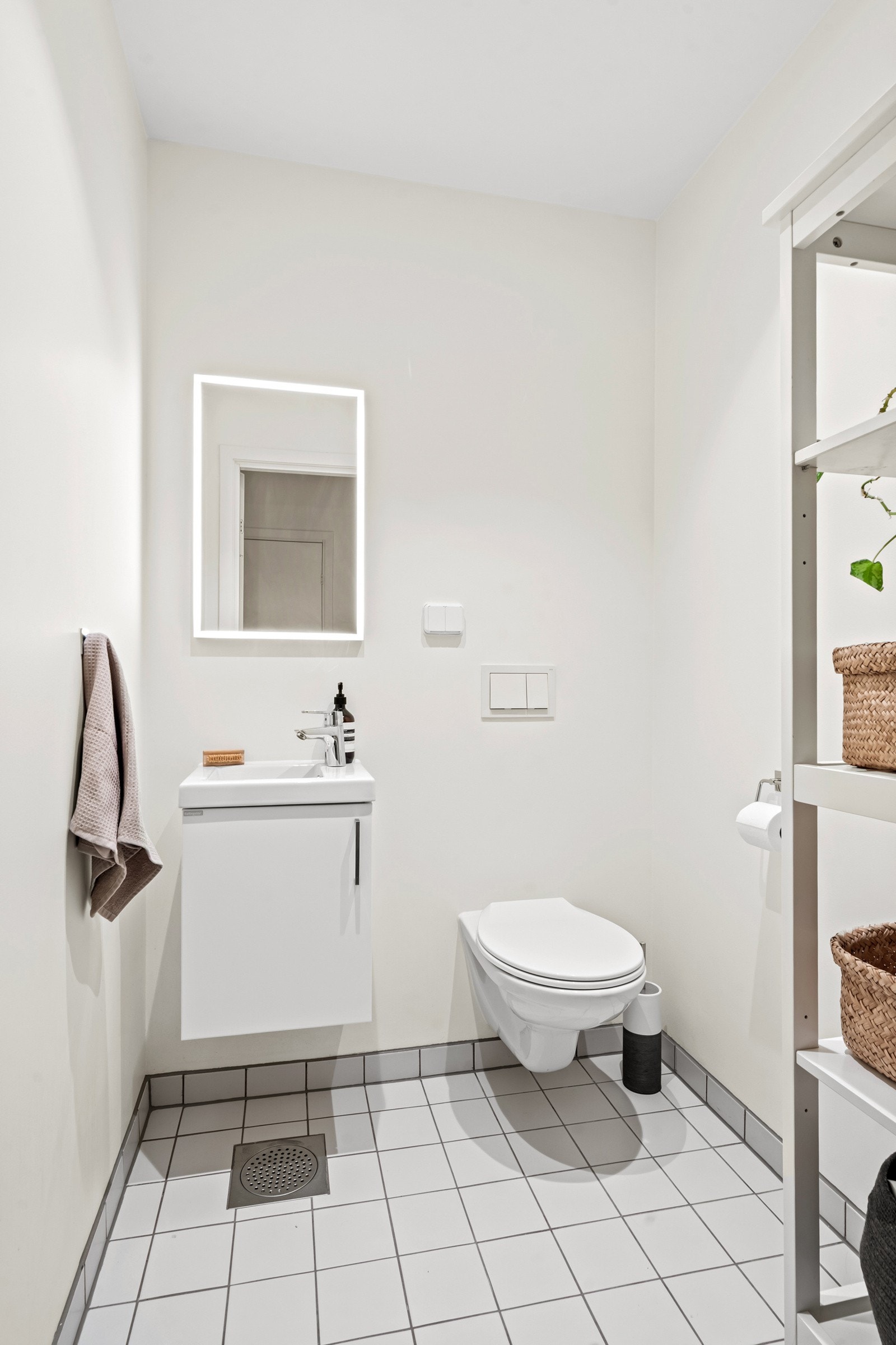 Toalettrom fra 2019 med servantskap og toalett. Galleribilde