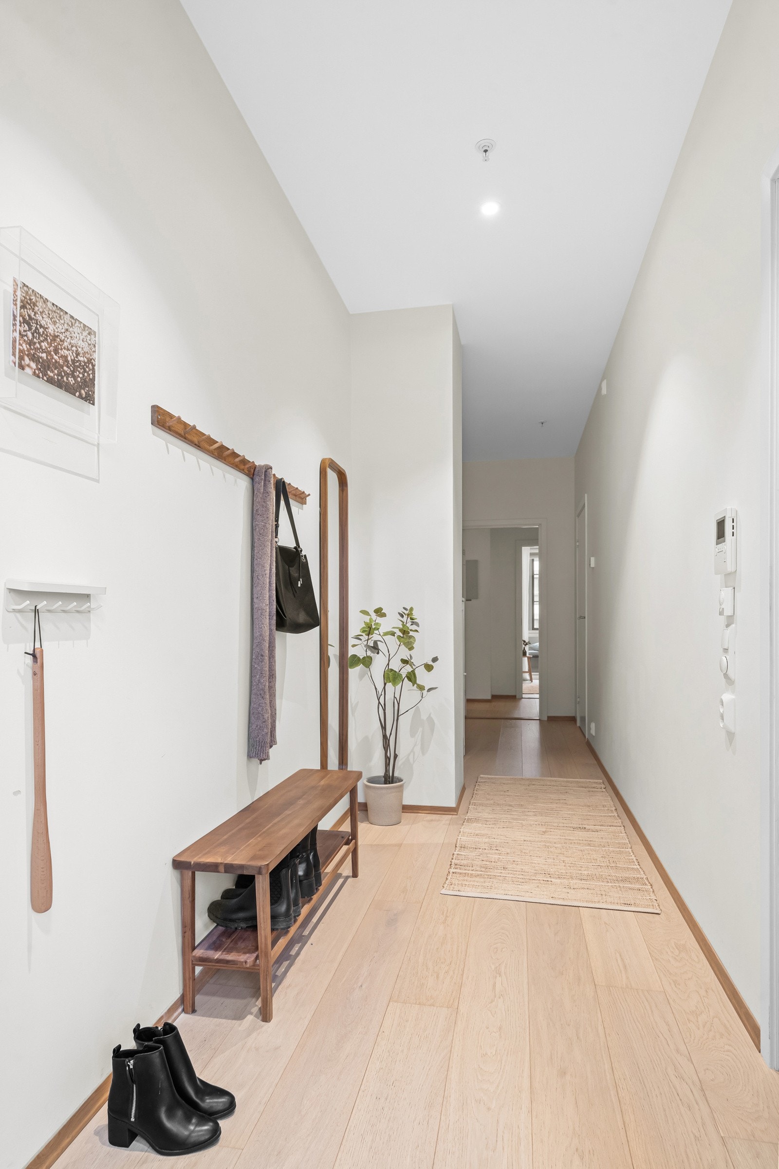 Hyggelig og praktisk entré som gir et godt førsteinntrykk av leiligheten. Galleribilde