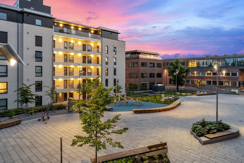 Fra leiligheten er det kort vei til offentlig kommunikasjon. Galleribilde