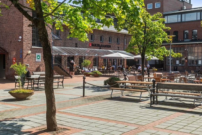 Fra leiligheten er det gangavstand til Fyrstikktorget og Hasle Torg med forretninger, kaféer, restauranter, T-bane, flybuss, busser samt de fleste servicetilbud. Galleribilde