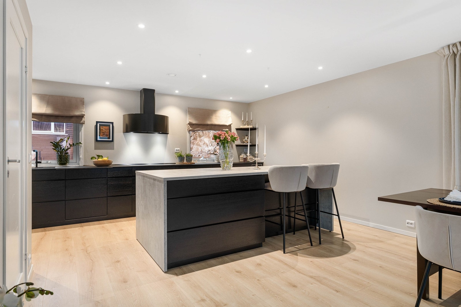 Lekkert påkostet kjøkken fra Kvik med kjøkkenøy Galleribilde