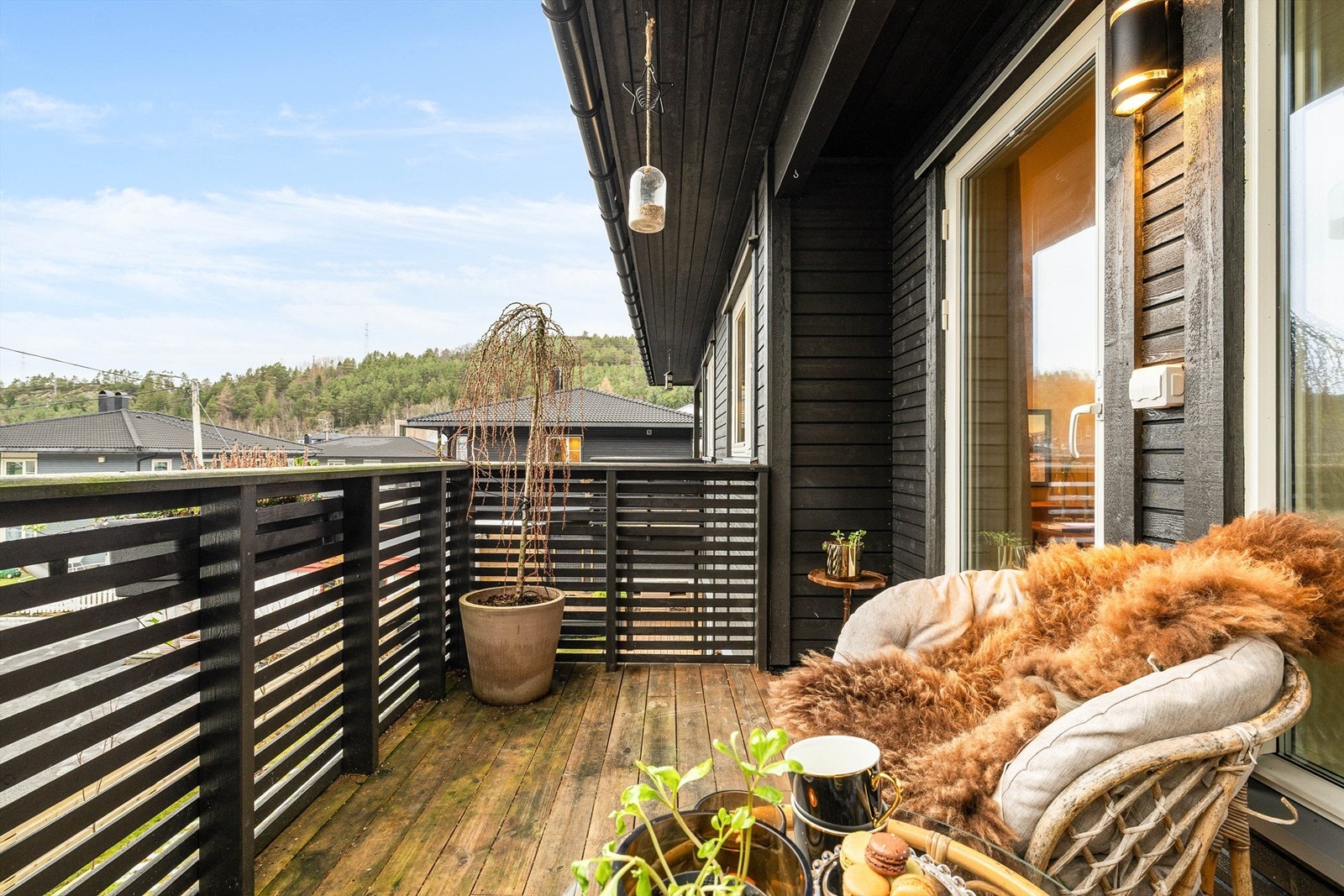 Balkongen er vestvendt med gode solforhold Galleribilde