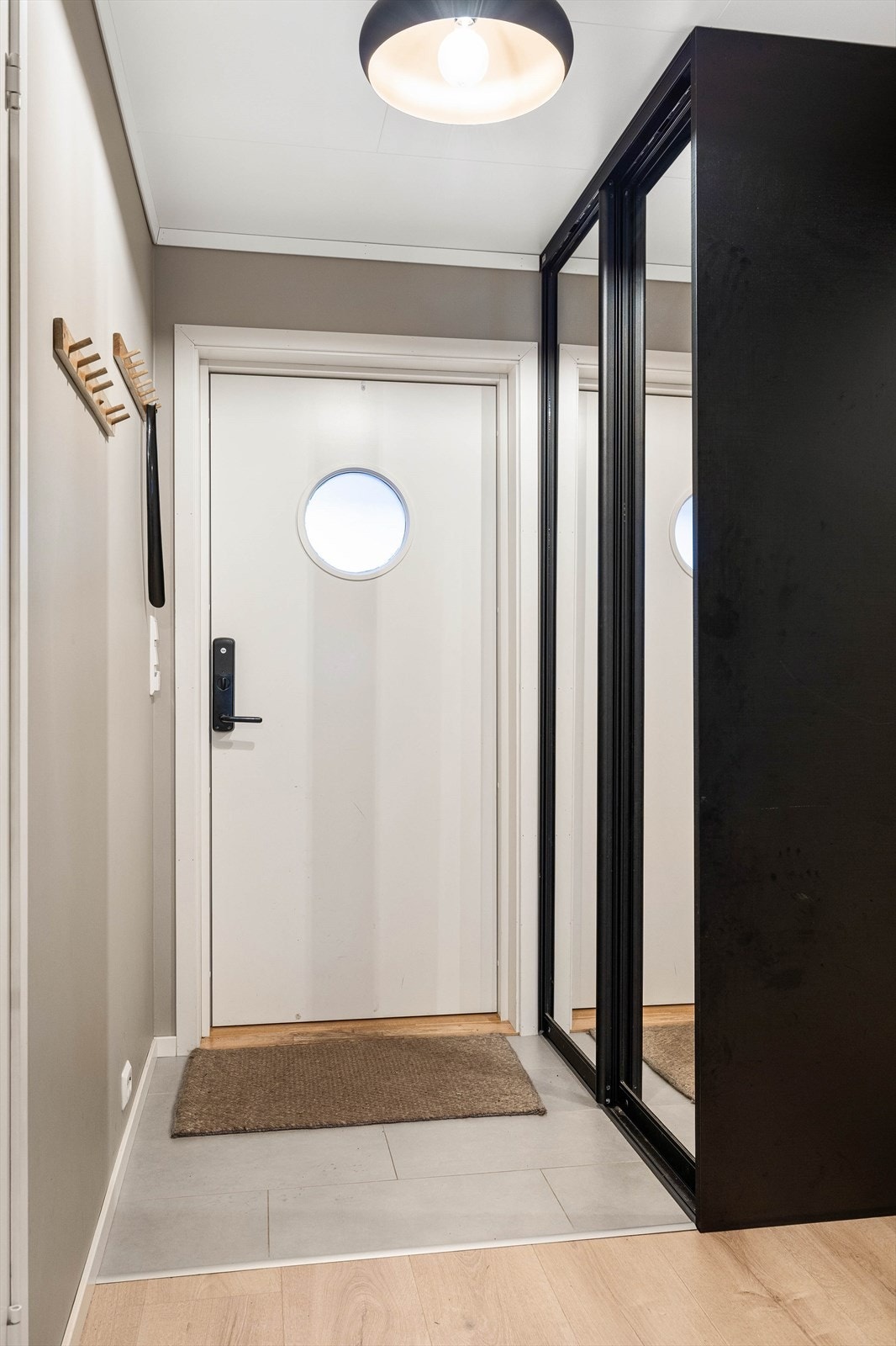 Flislagt entré med skyvedørsgarderobe Galleribilde