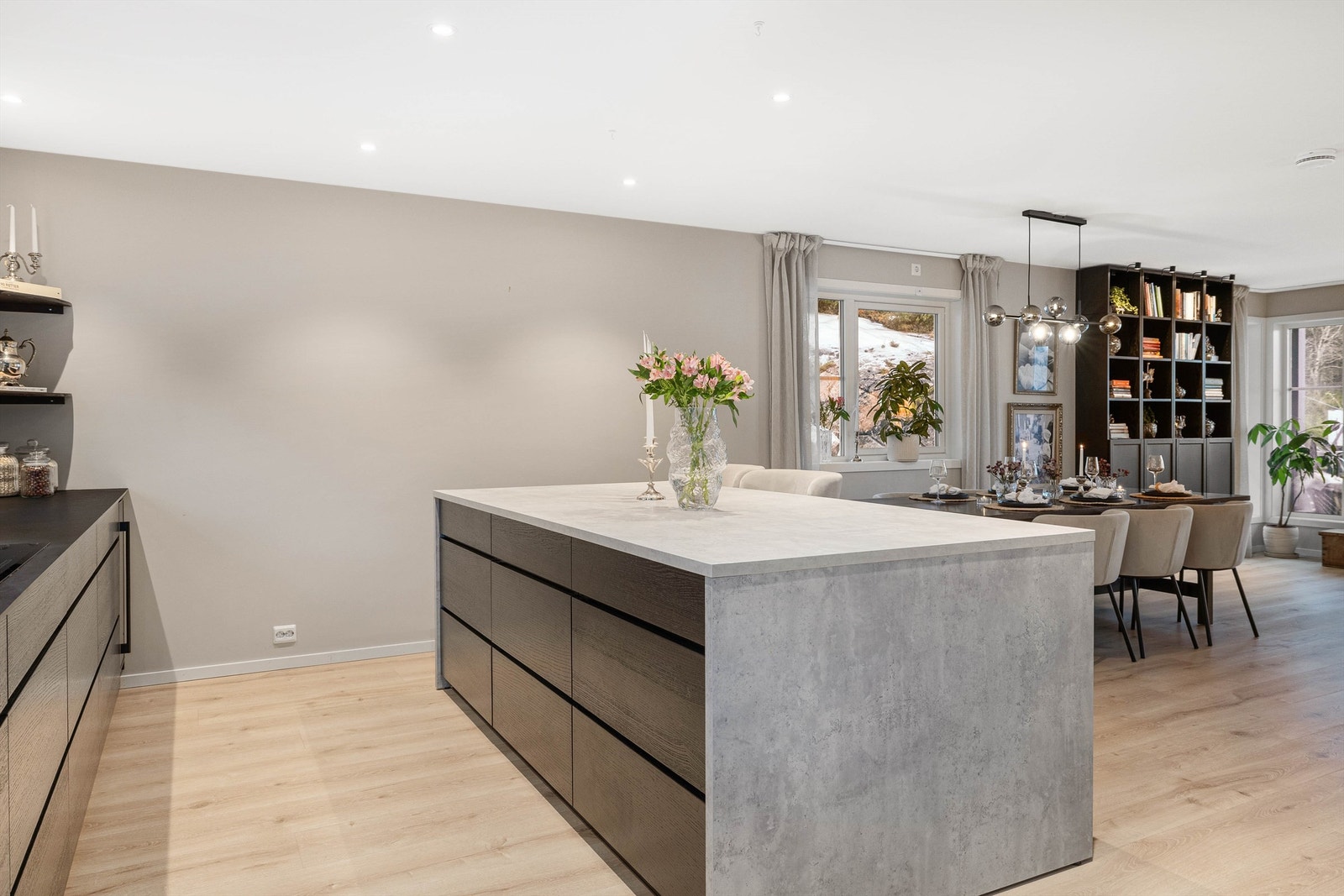 Kjøkkenøyen gir også ytterligere skapplass Galleribilde