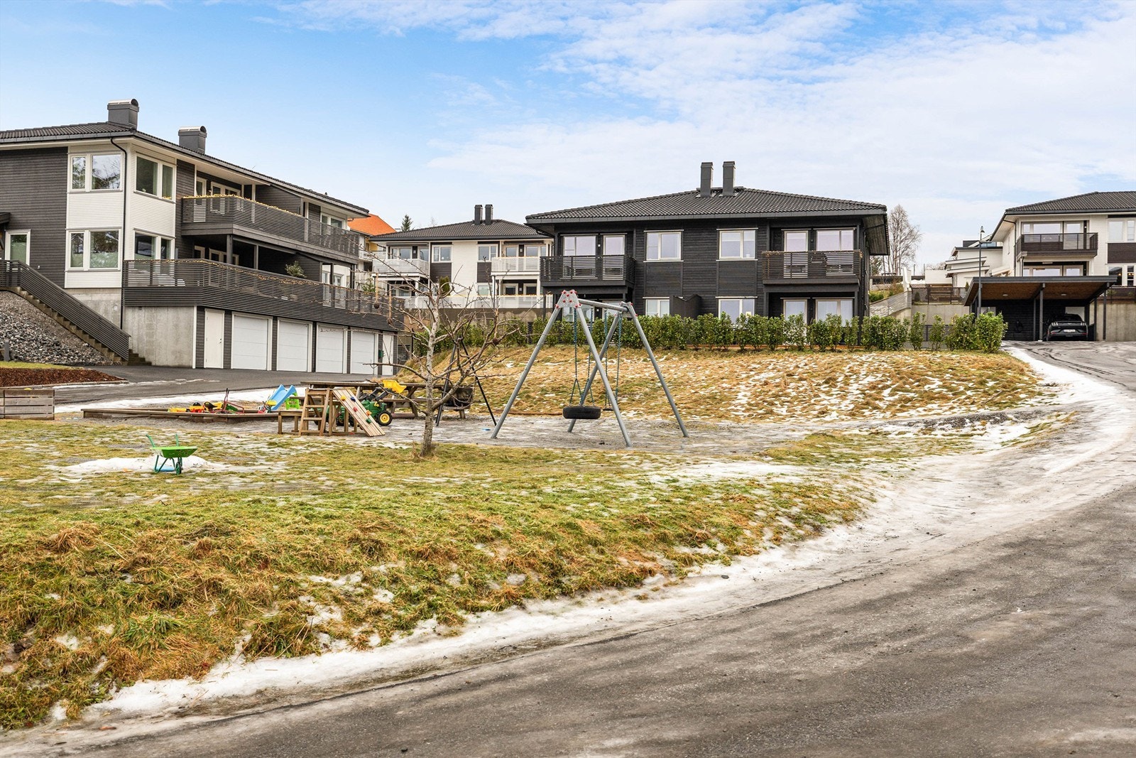 Like ved boligen er det en super lekeplass for de minste Galleribilde