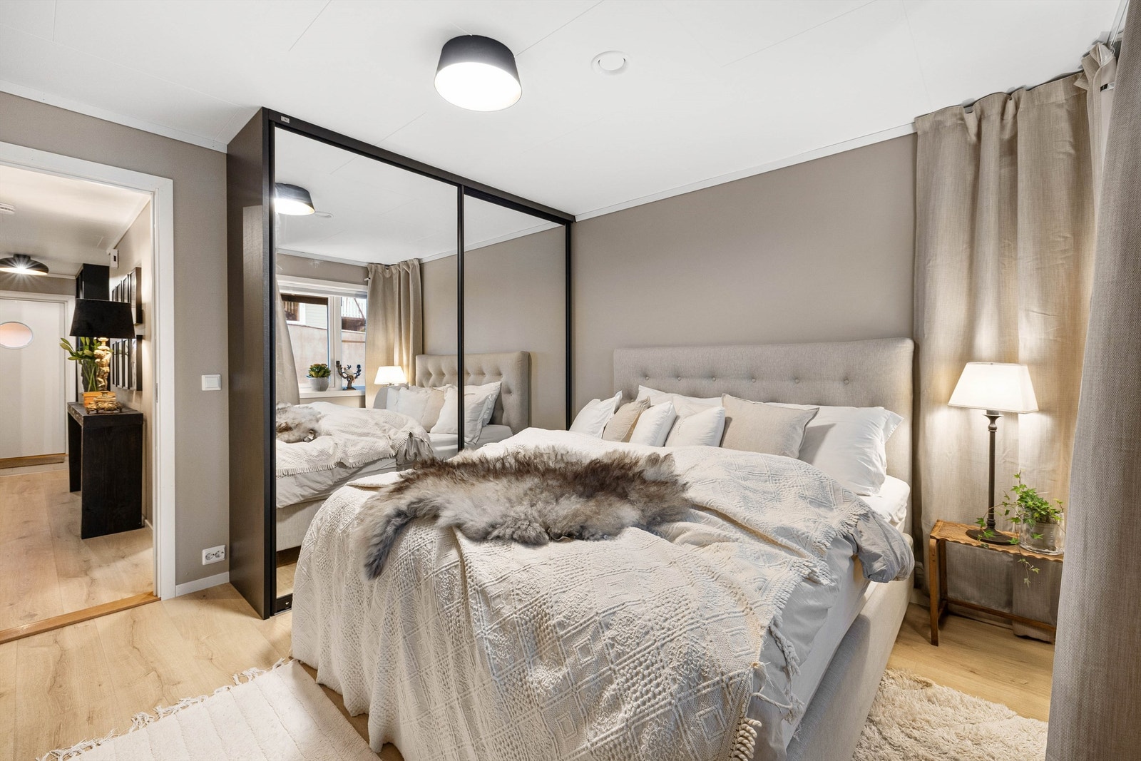 Hovedsoverommet er av god størrelse med skyvedørsgarderobe Galleribilde