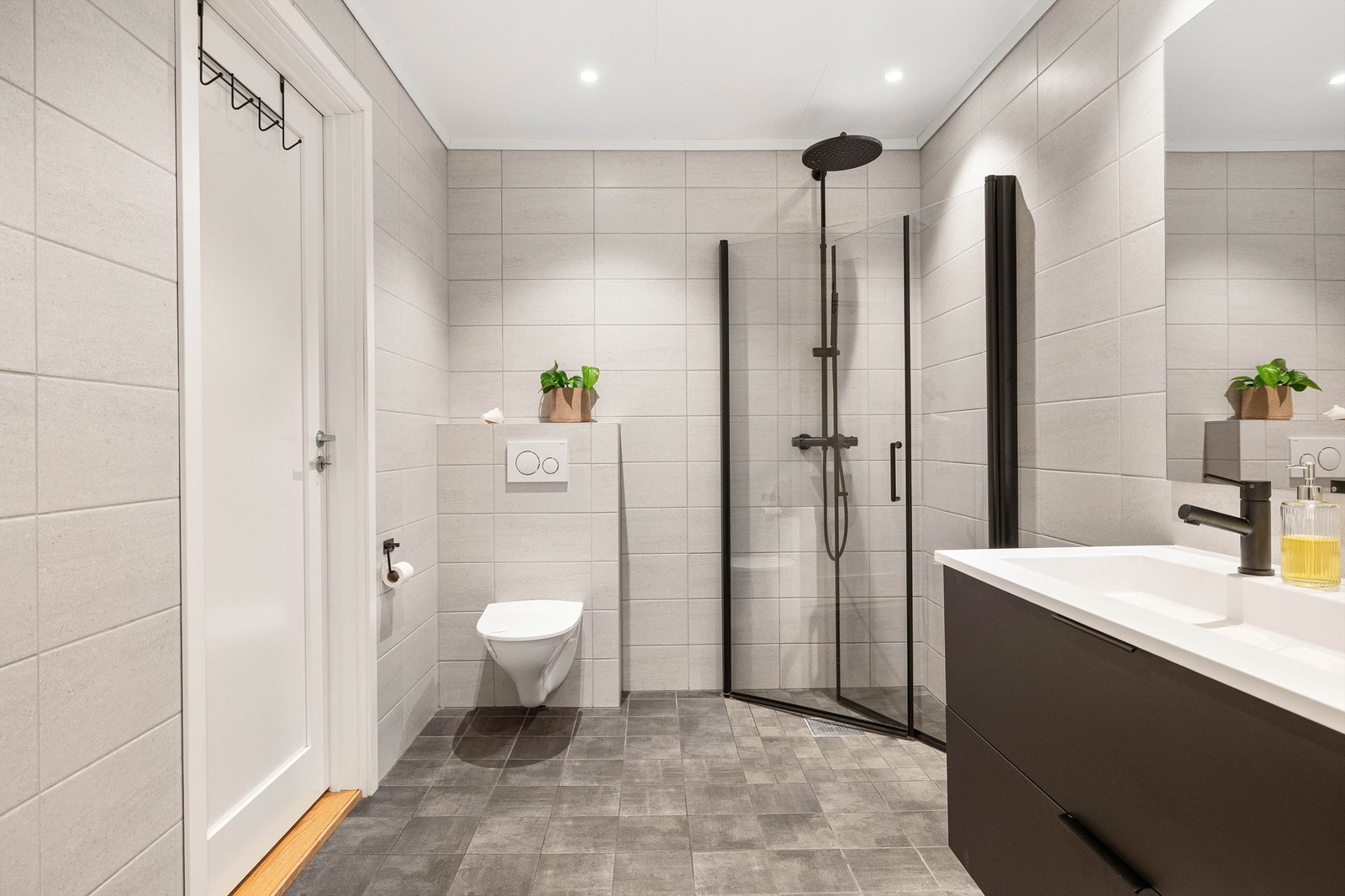 Pent flislagt bad med spotter i tak og foldbare dusjvegger Galleribilde