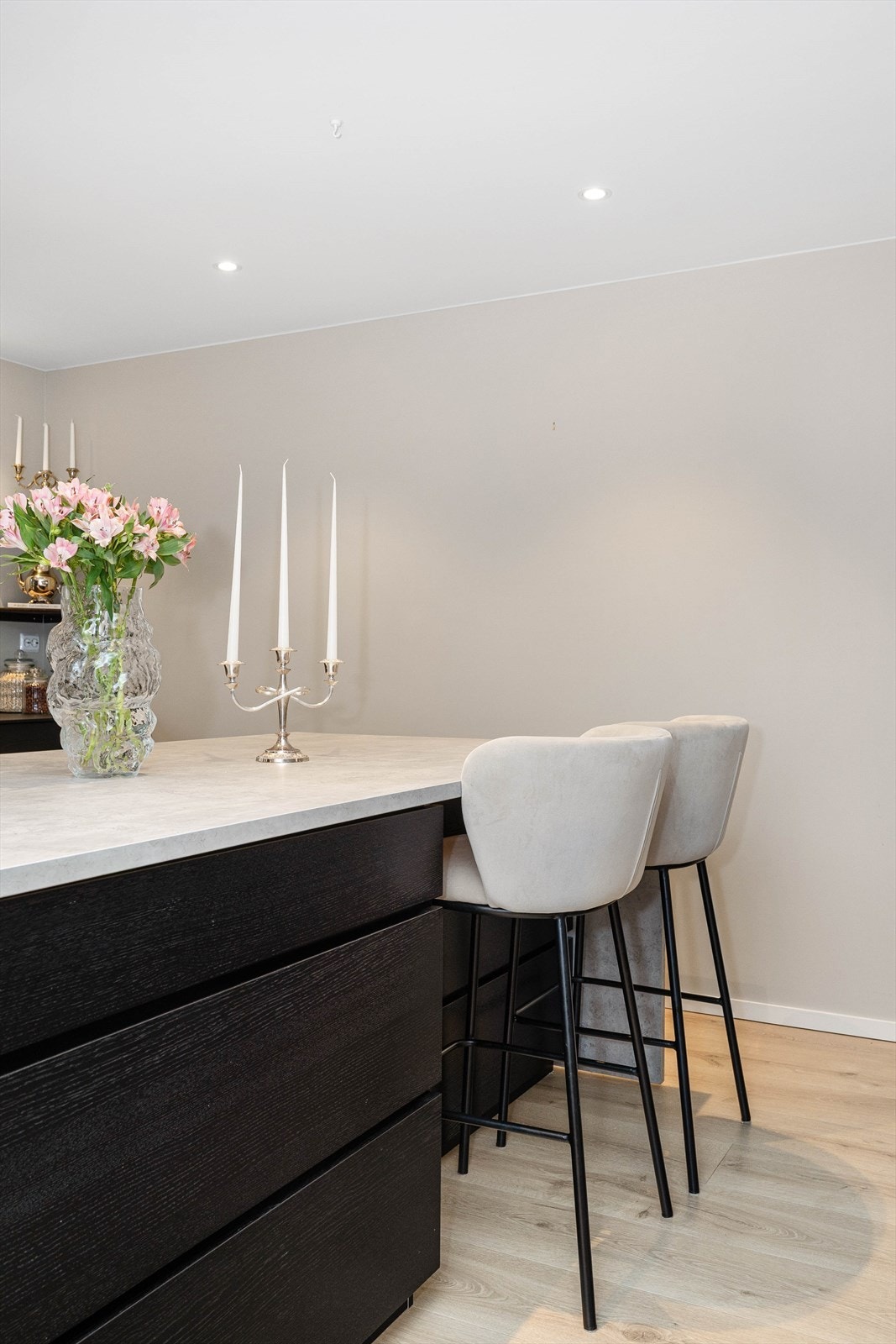 Kjøkkenøy med smart løsning for barstoler Galleribilde