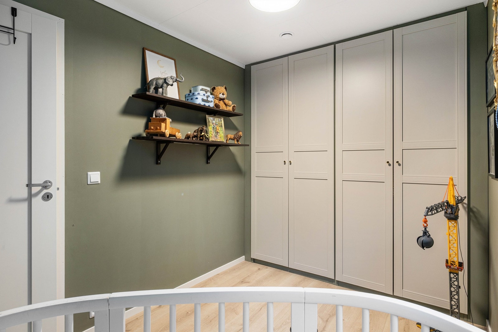 Praktisk løsning med innebygde garderobeskap Galleribilde