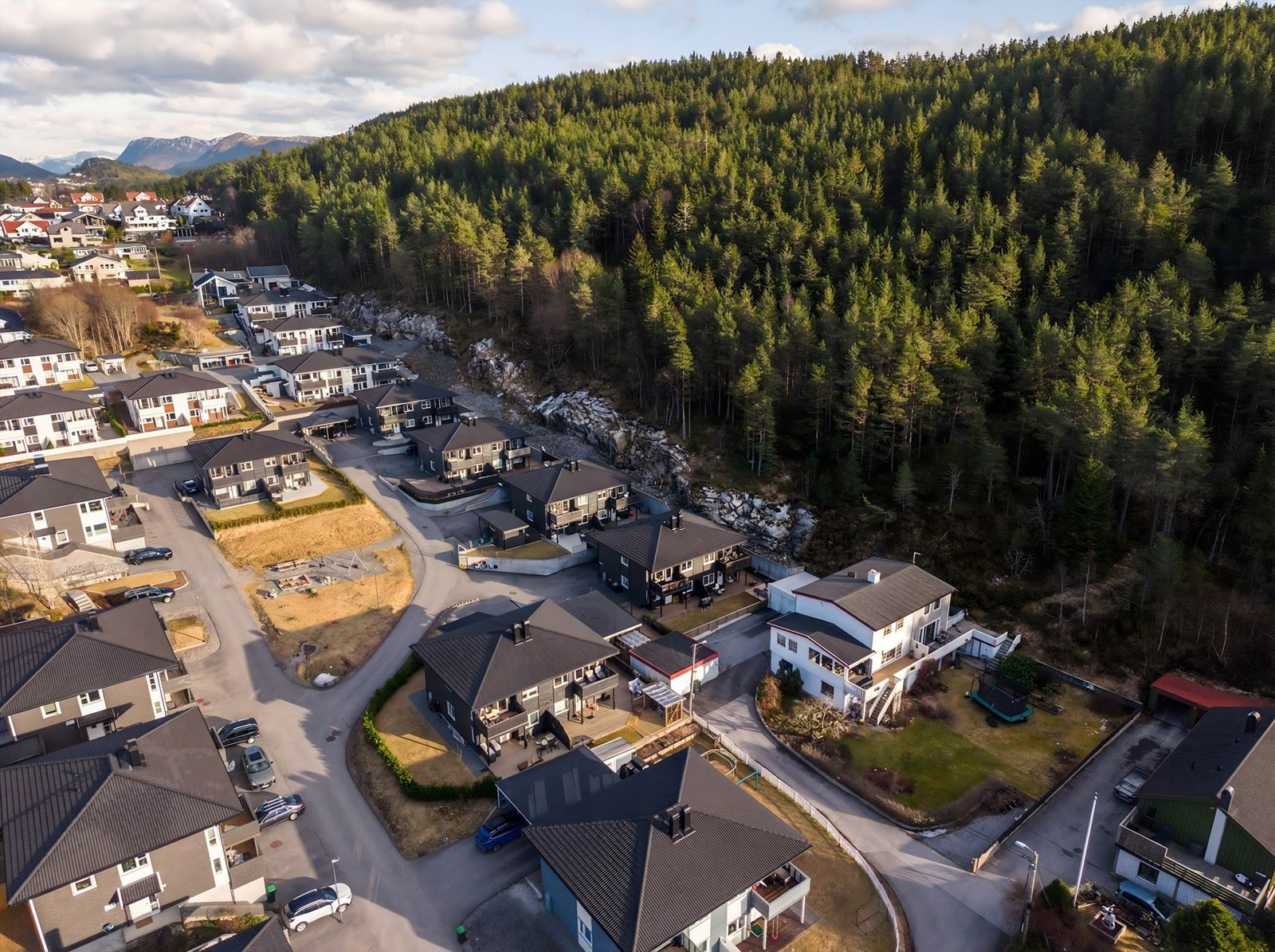 Boligen ligger i et attraktivt og familievennlig boligområde i Lerstadbakken Galleribilde
