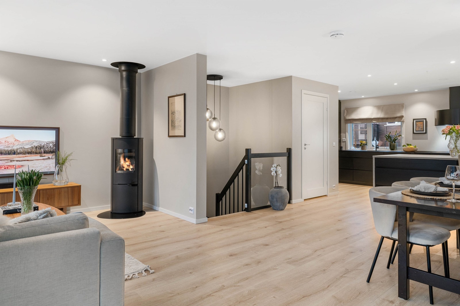 Åpen løsning mellom stue og kjøkken gir en god romfølelse Galleribilde