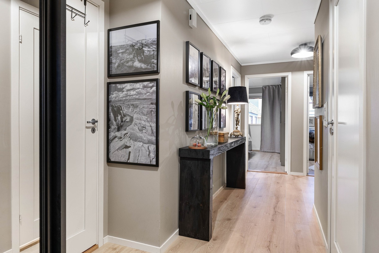 1. etasje inneholder gang, 3 soverom, bad og bod/vaskerom Galleribilde